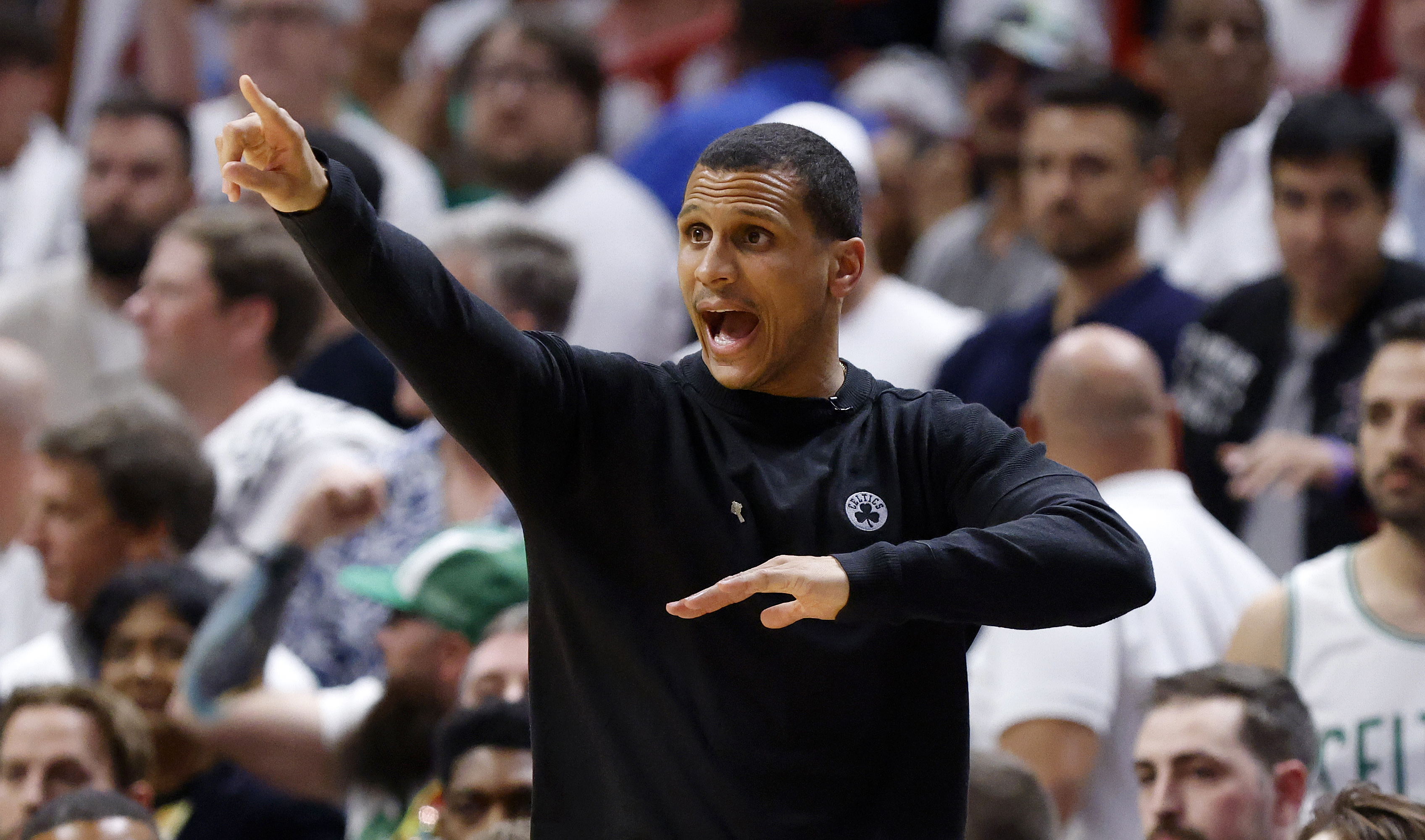 AME1557. MIAMI (ESTADOS UNIDOS), 29/04/2024.- Joe Mazzulla, entrenador de los Boston Celtics, da instrucciones ante los Miami Heat, este lunes durante un partido de la NBA disputado en el Kaseya Center en Miami (Estados Unidos). EFE/ Rhona Wise