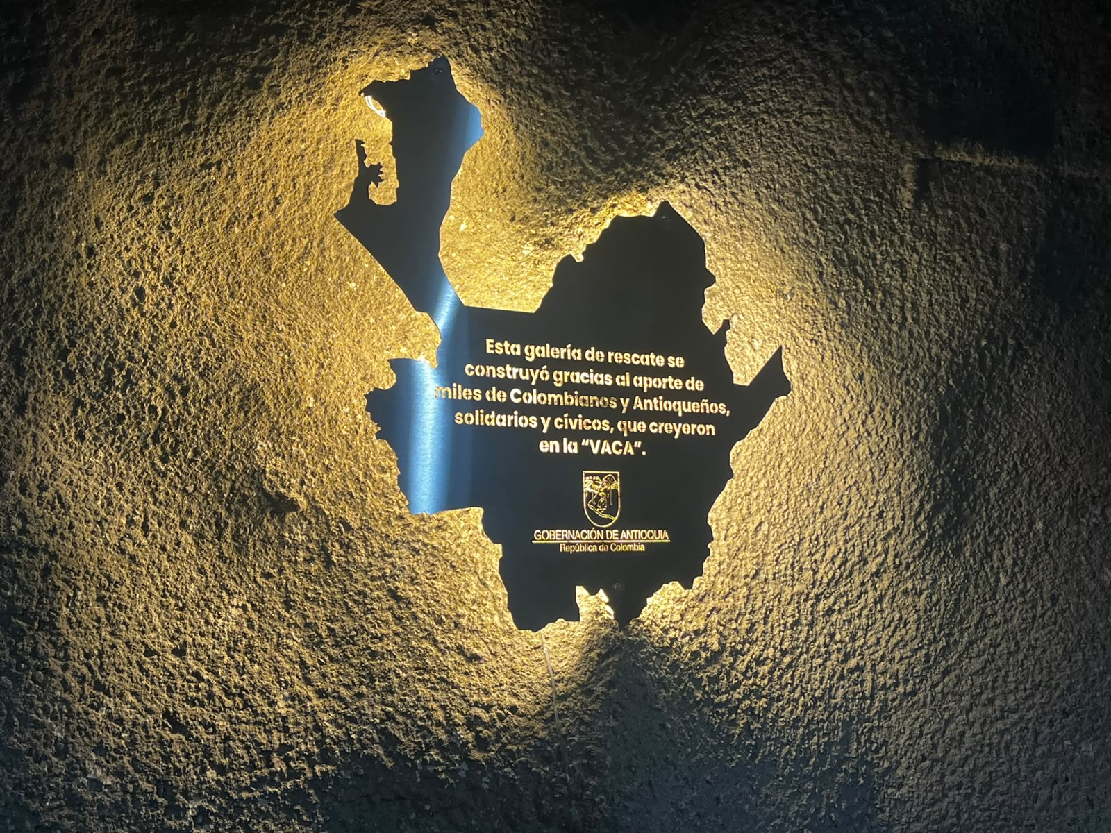 Placa conmemorativa en las galerías de rescate del Túnel del Toyo, Antioquia.