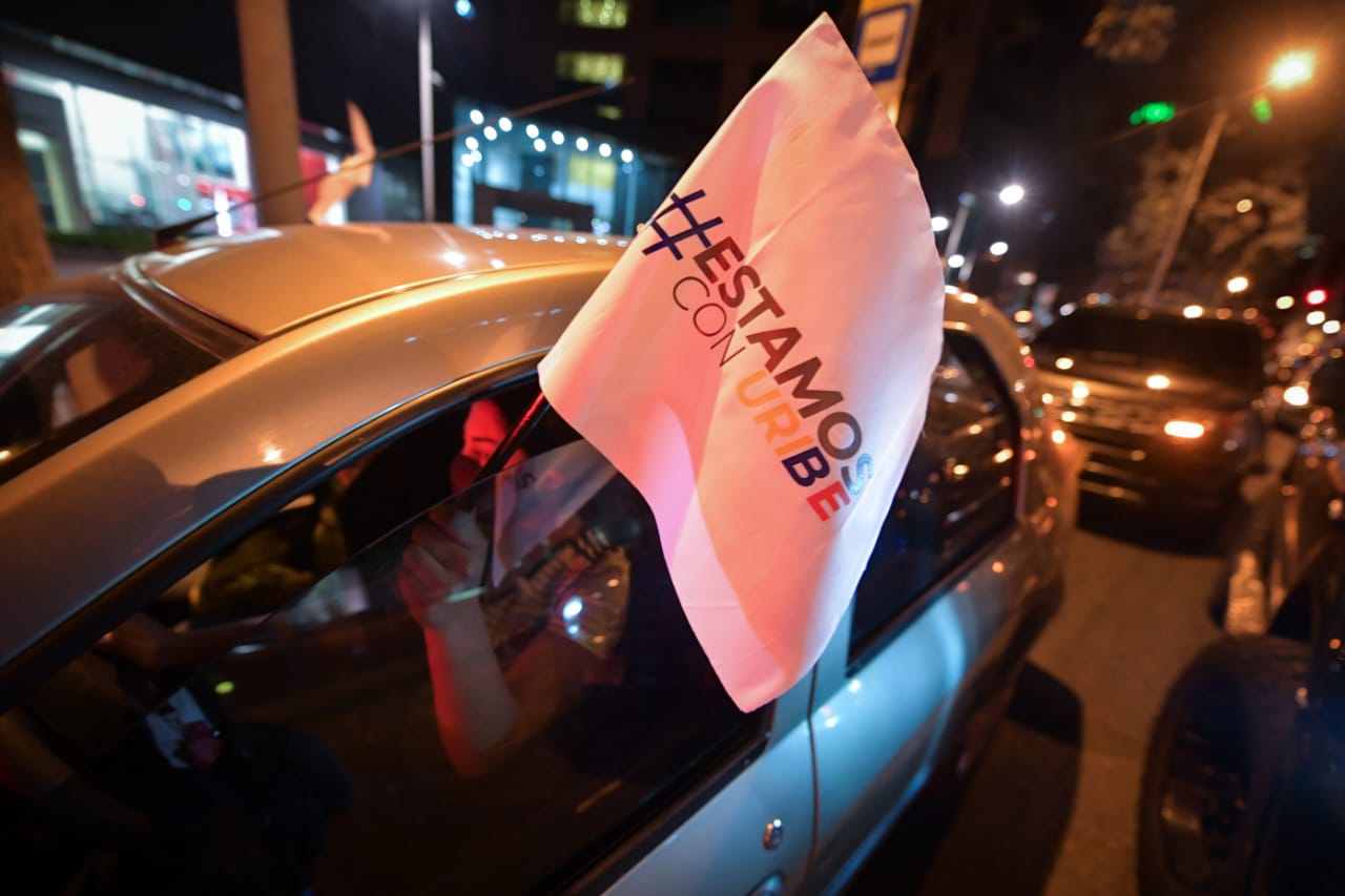 Uribistas en Medellín hicieron caravana para rechazar la detención del expresidente