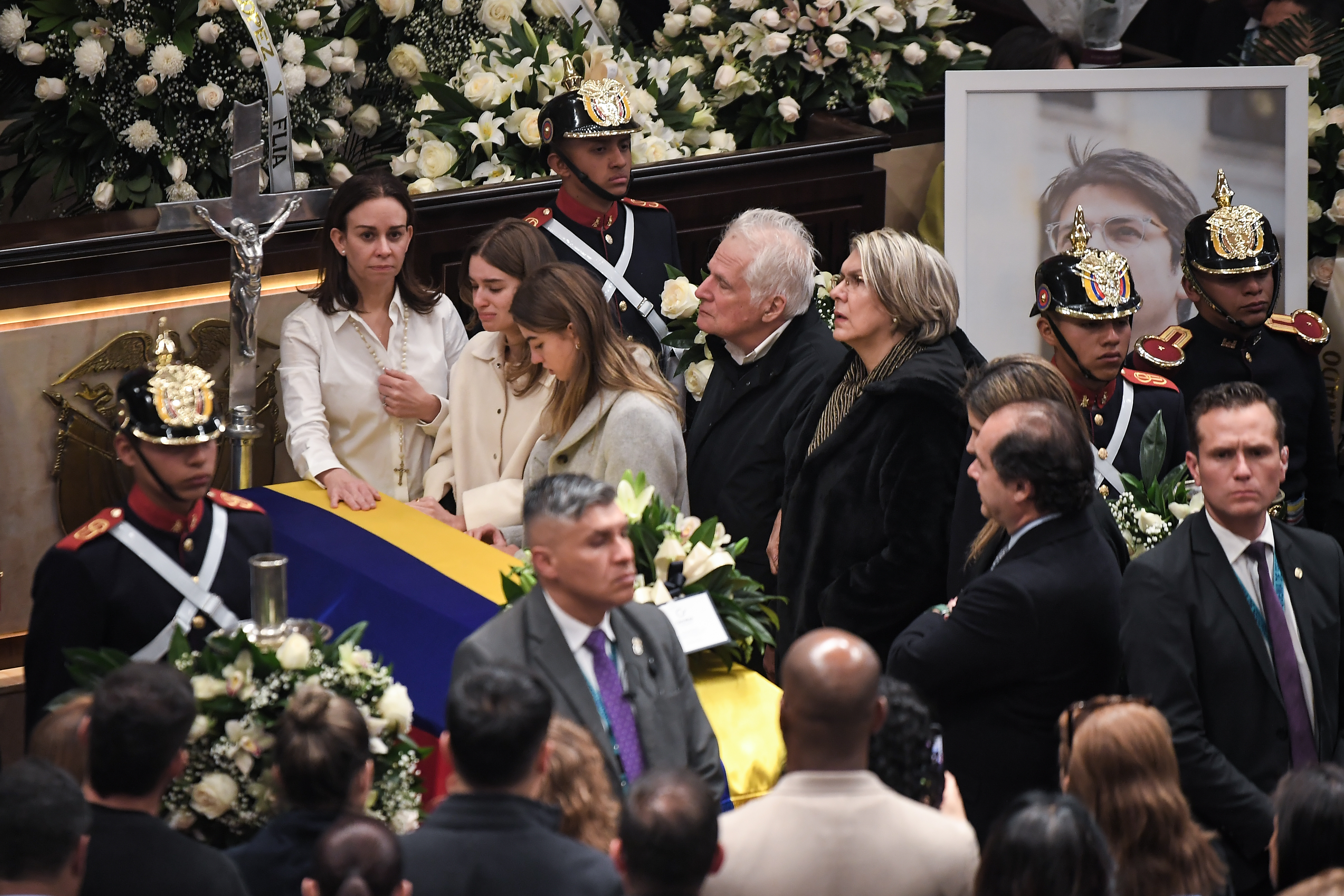 Asistentes al primer día de cámara ardiente del senador y precandidato a la presidencia en el Congreso de la República, entre ellos su esposa María Claudia Tarazona y su padre Miguel Uribe Londoño