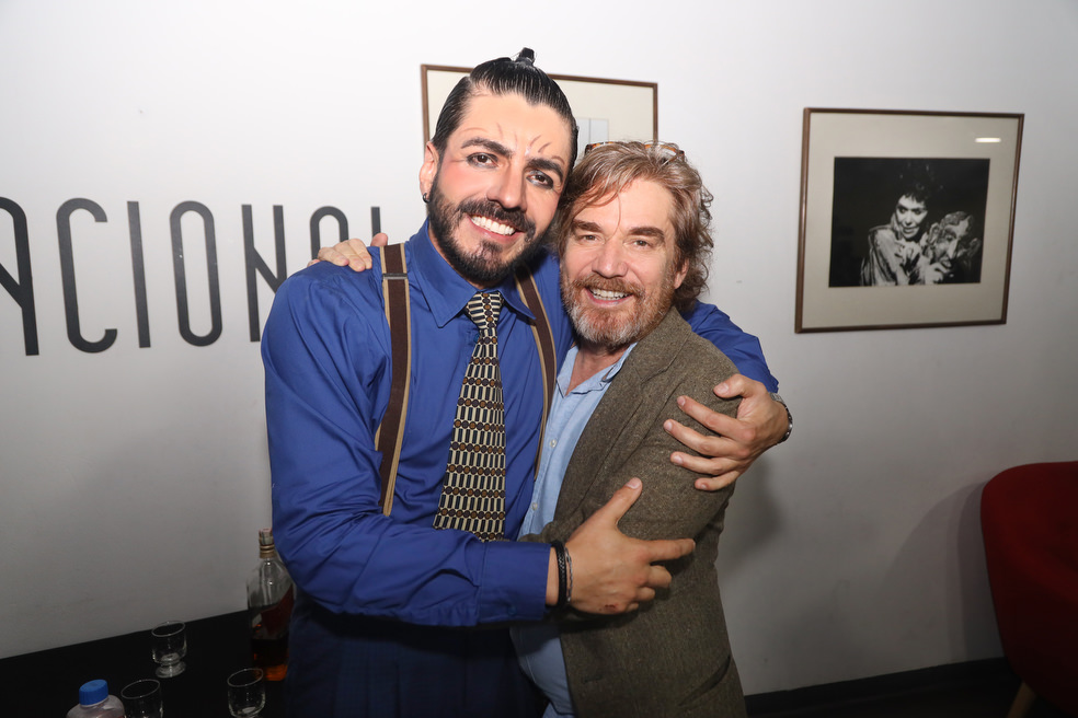 Jimmy Vásquez, Nicolás Montero y otros actores en estreno del Teatro Nacional.