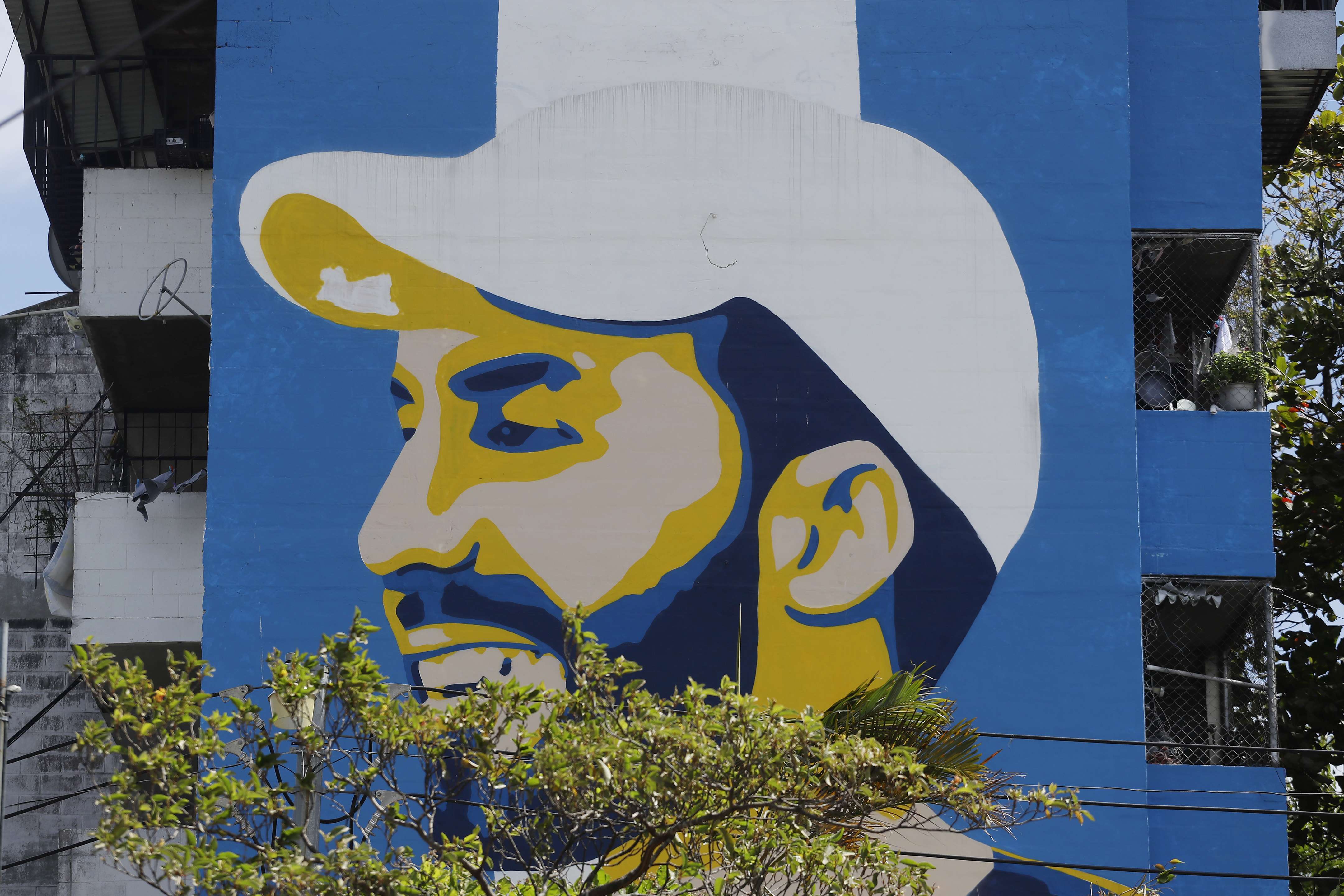 ES2006.SAN SALVADOR (EL SALVADOR) 30/01/2024- Un mural alusivo al presidente Nayib Bukele pintado en un edificio multifamiliar, hoy en San Salvador (EL Salvador). La seguridad y los derechos humanos se colocan como los polos opuestos de la gestión de Nayib Bukele como presidente de El Salvador, quien goza de una altísima popularidad, pero también es criticado por autoritarismo, concentración de poder y atropellos en su guerra contra las pandillas. EFE/Rodrigo Sura