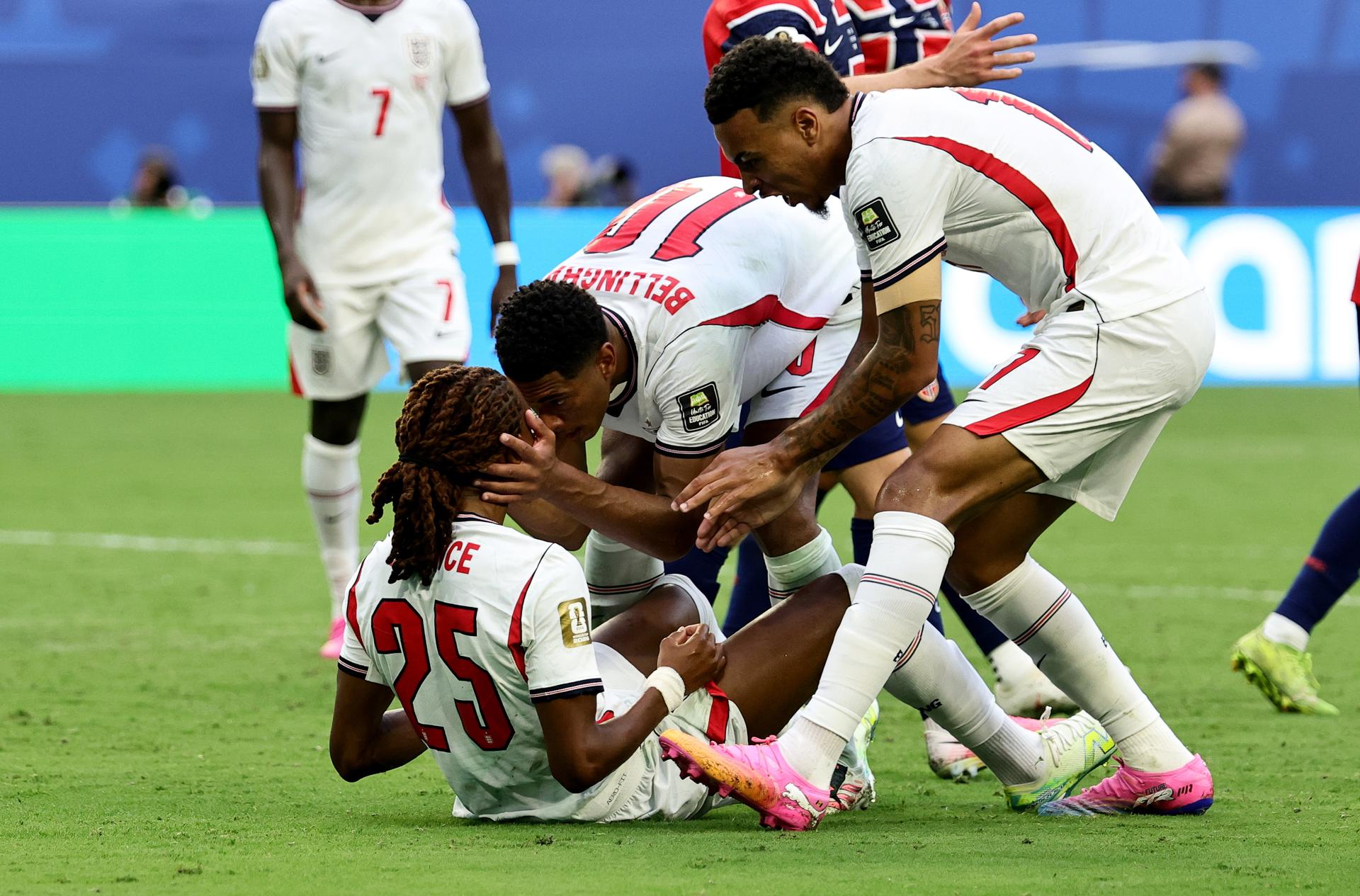 MIAMI (United States), 12/07/2026.- Djed Spence (L) of England and teammates react as a penalty is awarded to the team during the FIFA World Cup 2026 quarterfinals match Norway against England, in Miami, USA, 11 July 2026. The penalty was eventually cancelled following VAR review. (Noruega) EFE/EPA/RONALD WITTEK