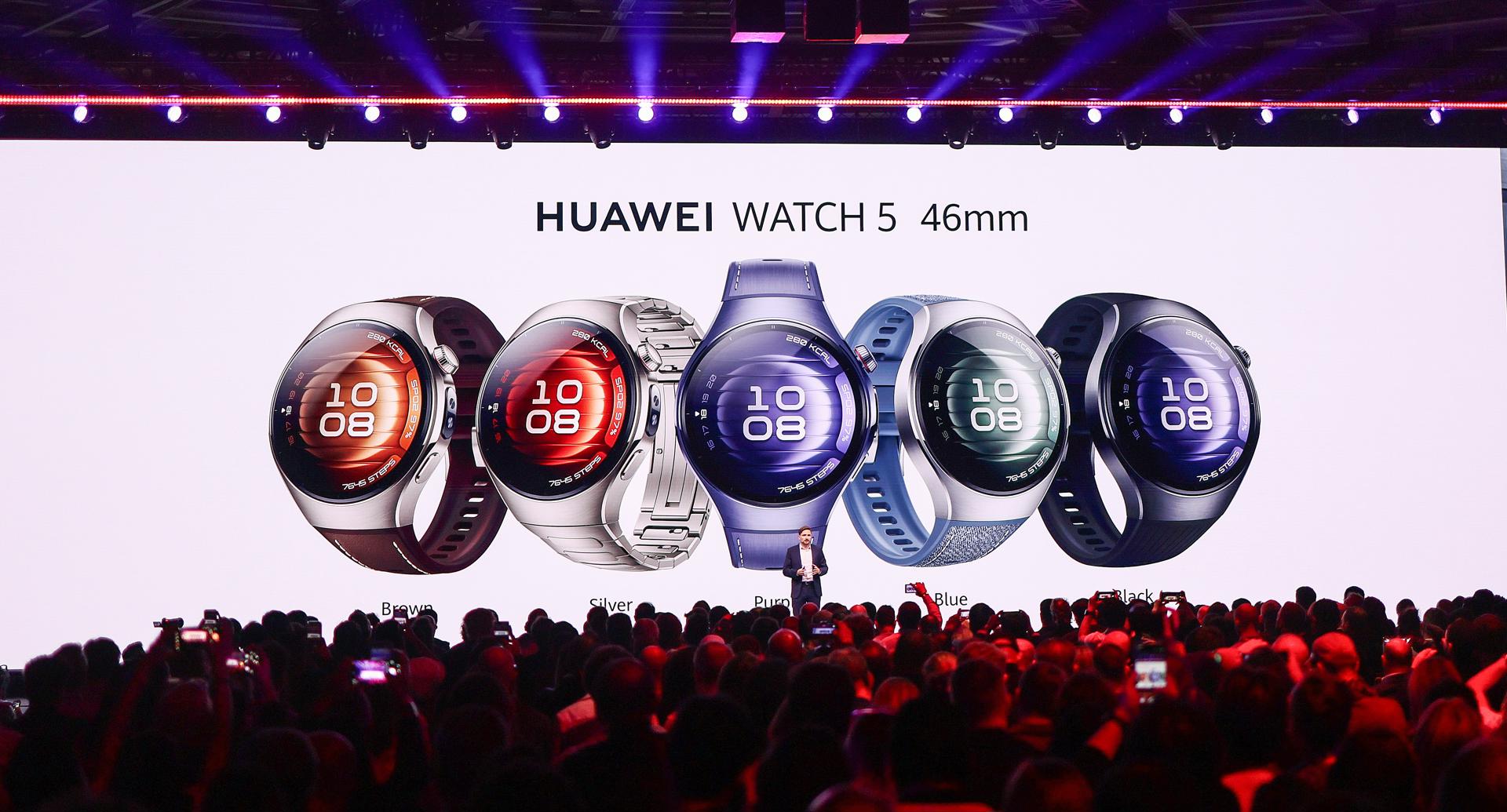 Berlin (Germany), 15/05/2025.- People follow a presentation of the Huawei Watch 5 during a product launch event, in Berlin, Germany, 15 May 2025. The focus is on two new product series - the Huawei Watch 5 and the Watch Fit 4 series. (Alemania) EFE/EPA/HANNIBAL HANSCHKE