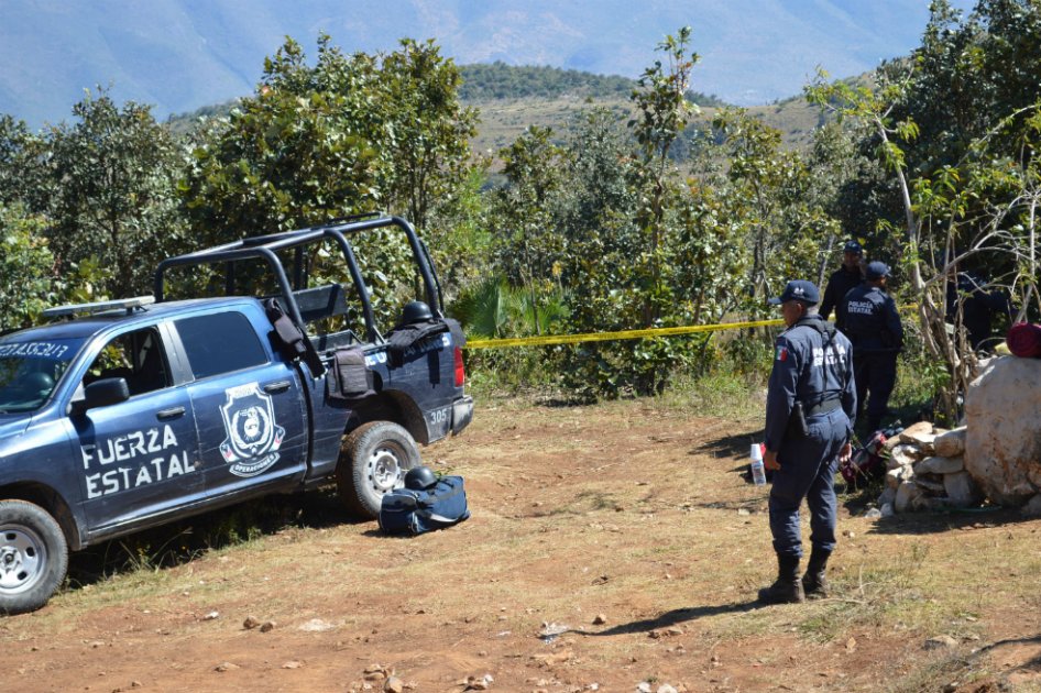 El Ejército continúa haciendo recorridos en la zona en busca de indicios que permitan la localización de más fosas. / EFE