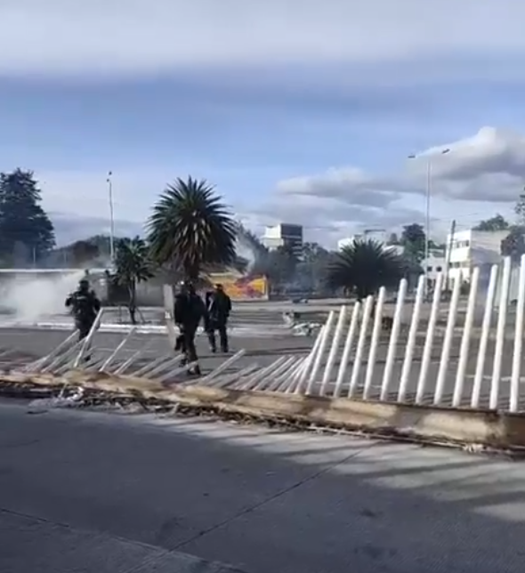 Caos en Transmilenio: Un fallecido en plena estación y desmanes en la U. Nacional