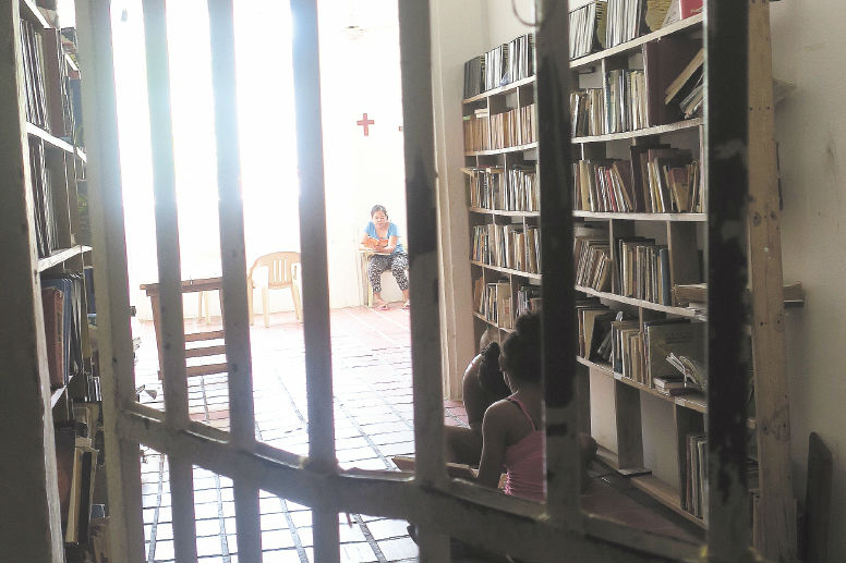 Las internas de la cárcel de San Diego, en la biblioteca del penal. /Fotos: El Espectador