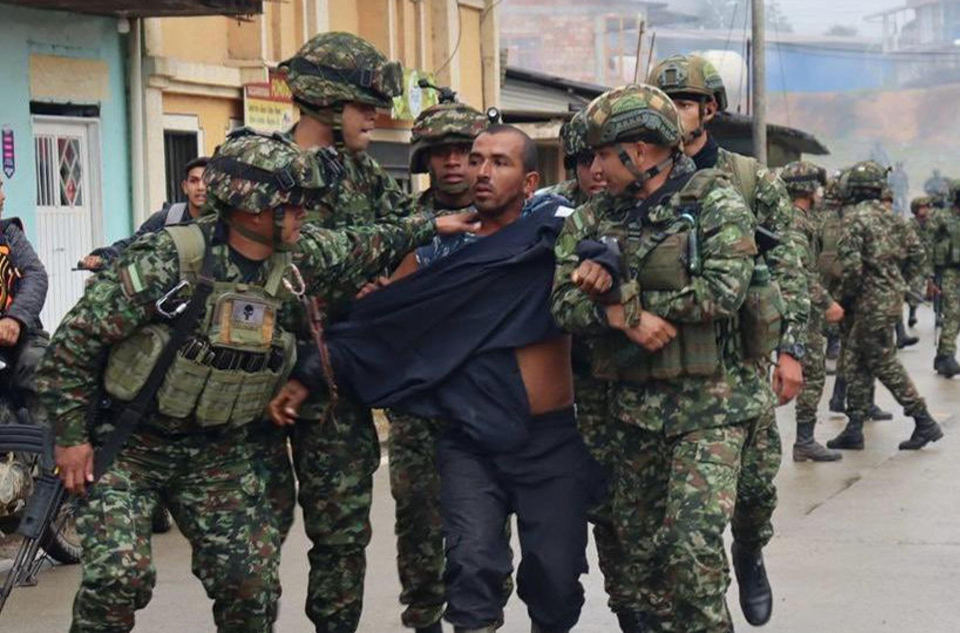 AME8000. EL TAMBO (COLOMBIA), 23/06/2025.- Fotografía cedida este lunes por la oficina de comunicaciones del Ejército de Colombia de militares trasladando a un detenido por el secuestro de los 57 soldados, en El Tambo (Colombia). Las autoridades colombianas rescataron este lunes a los 57 militares que fueron "privados de su libertad" un día antes por comunidades "constreñidas" por una disidencia de las FARC en la región del Cañón del Micay, en el convulso departamento del Cauca (suroeste), confirmó el Ejército. EFE/Ejército de Colombia/SOLO USO EDITORIAL /NO VENTAS /SOLO DISPONIBLE PARA ILUSTRAR LA NOTICIA QUE ACOMPAÑA /CRÉDITO OBLIGATORIO/MÁXIMA CALIDAD DISPONIBLE