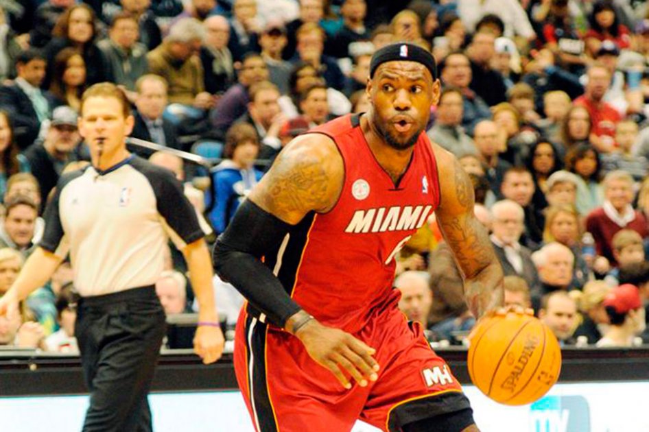 LeBron totalizó 20 puntos y 10 rebotes en la victoria sobre los Timberwolves. 