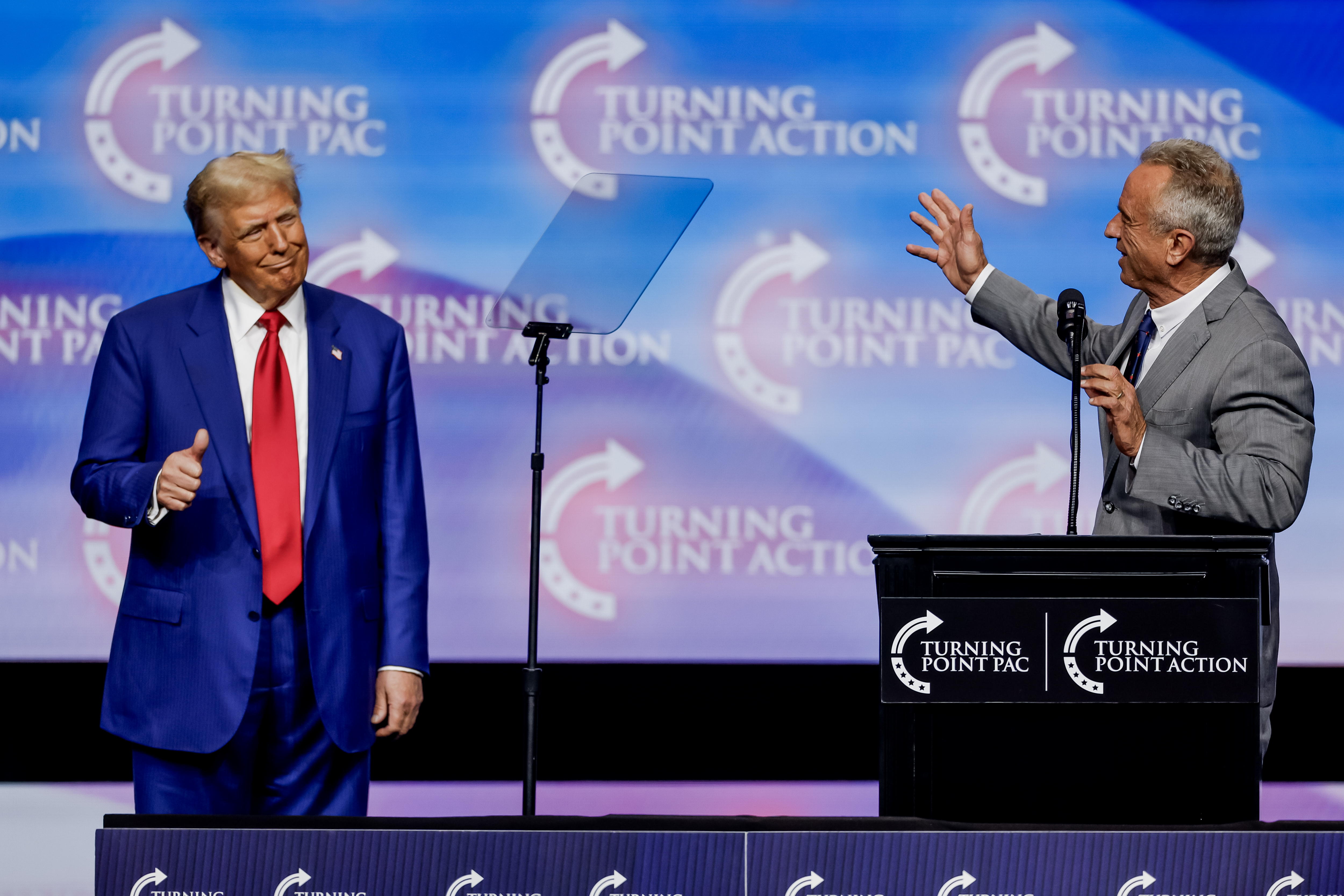 Duluth (United States), 23/10/2024.- Former US President and Republican presidential nominee Donald Trump (L) and Robert F. Kennedy Jr. (R) at the Turning Point PAC campaign rally at the Gas South Arena, in Duluth, Georgia, USA, 23 October 2024. Trump is running against Democratic US Vice President Kamala Harris. EFE/EPA/ERIK S. LESSER