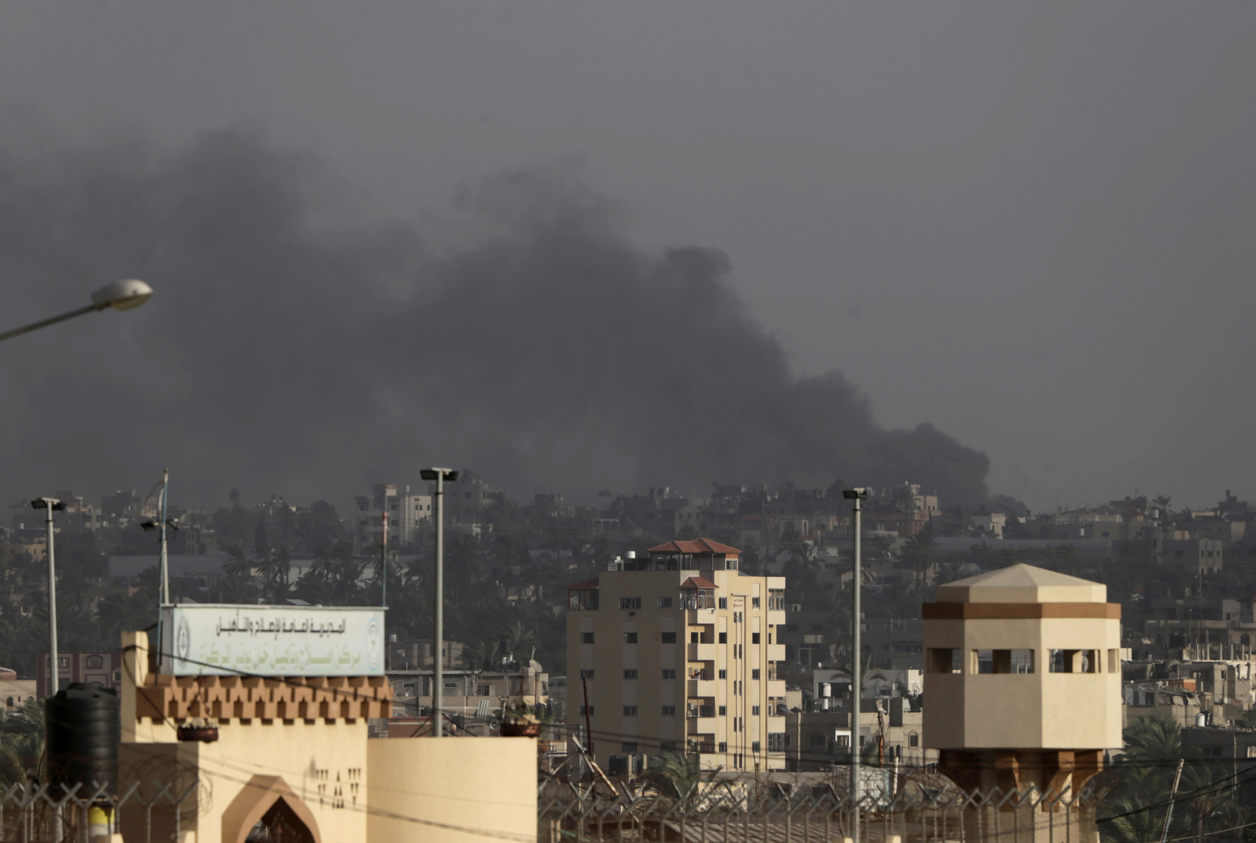 Gaza Strip (---), 23/12/2023.- Smoke rises following Israeli air strikes in Khan Younis town during the Israeli operation in the southern Gaza Strip, 23 December 2023. More than 60 members from two families were killed after an Israeli air strike, the Palestinian civil defense said. Israeli forces resumed military strikes on Gaza after a week-long truce expired on 01 December. More than 15,000 Palestinians and at least 1,200 Israelis have been killed, according to the Gaza Government media office and the Israel Defense Forces (IDF), since Hamas militants launched an attack against Israel from the Gaza Strip on 07 October, and the Israeli operations in Gaza and the West Bank which followed it. EFE/EPA/MOHAMMED SABER