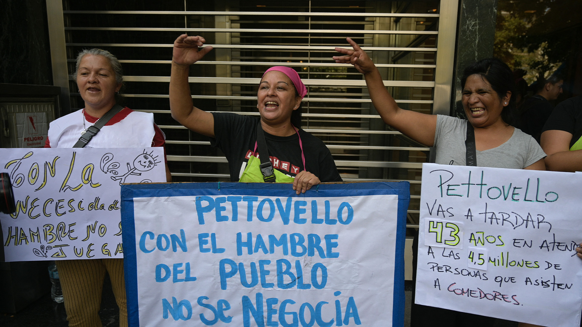 Ministra argentina se ofreció a atender a los hambrientos; ellos llegaron en masa