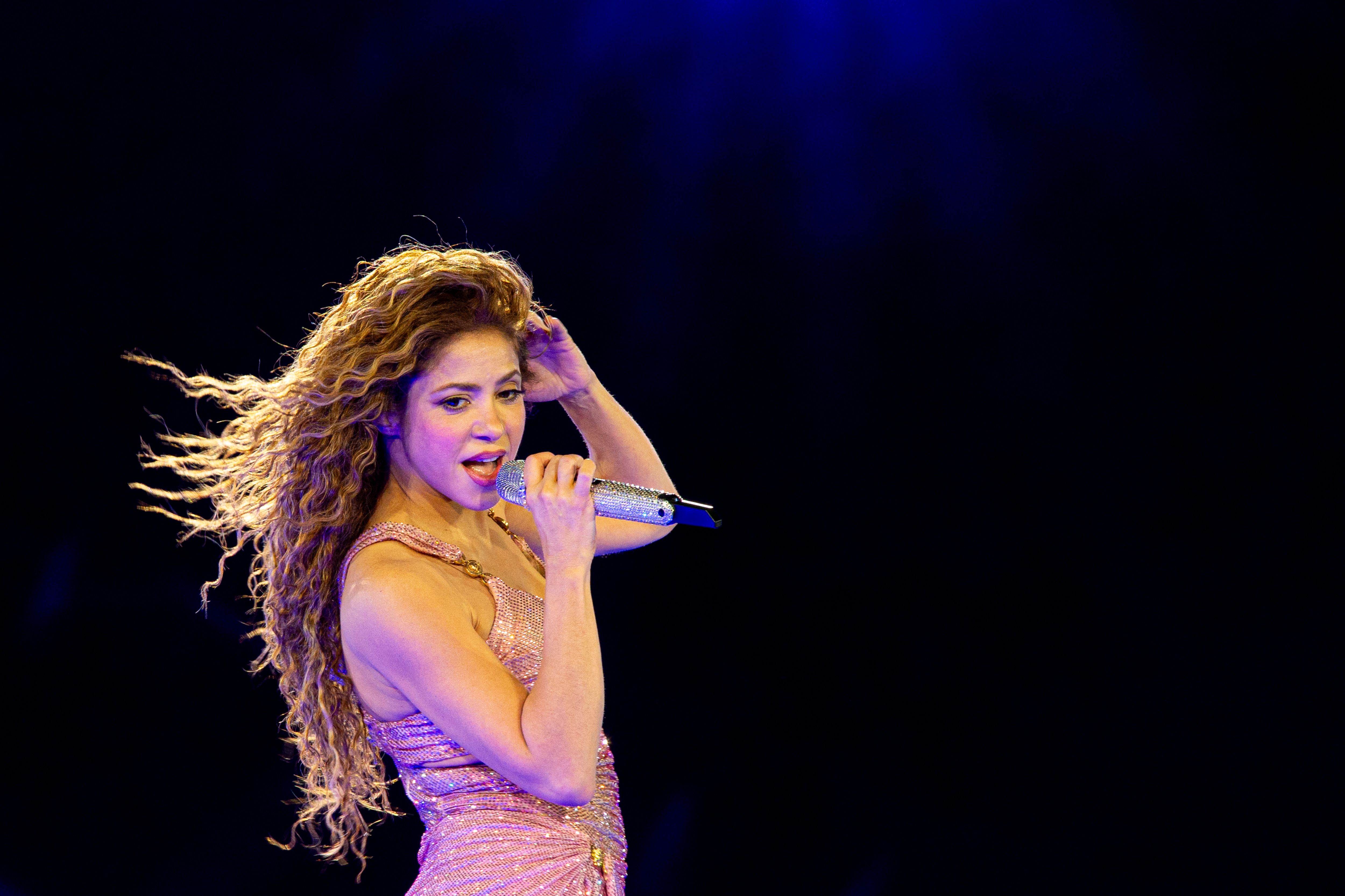 AME5710. SANTIAGO (CHILE), 04/04/2025.- La artista colombiana Shakira se presenta este viernes, durante su gira “Las mujeres no lloran” World Tour, en el Parque Estadio Nacional en Santiago (Chile). EFE/ Ailen Díaz