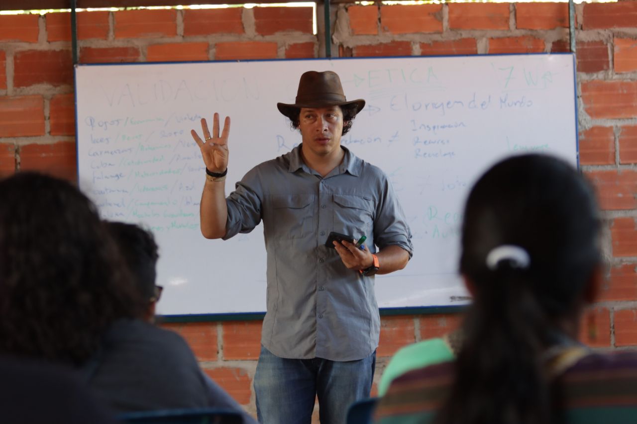 El tallerista durante los siete días del encuentro fue el fotoperiodista Federico Ríos, autor del libro VERDE, sobre memoria y conflicto armado y colaborador para medios internacionales como el New York Times y NatGeo. / Jair Coll.