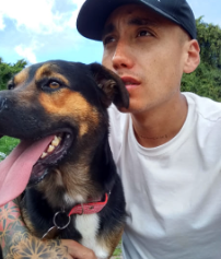 Perro perdido junto a su amo.