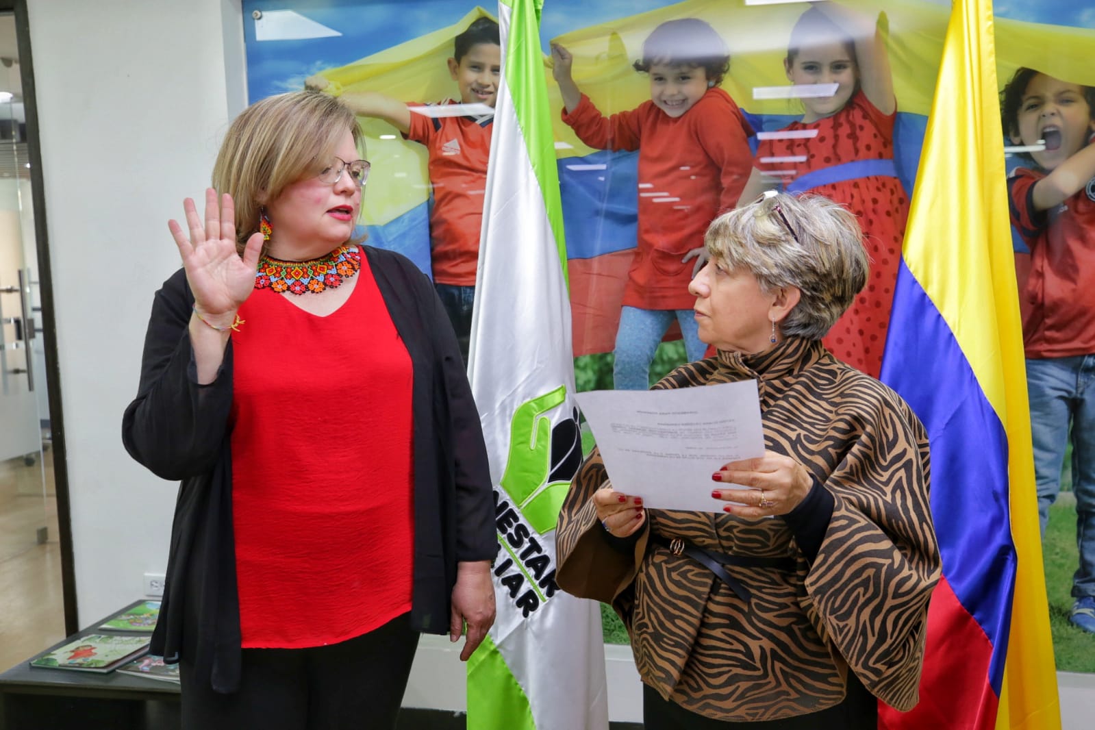 Astrid Eliana Cáceres Cárdenas, la nueva directora del ICBF, junto a su antecesora Concepción Baracaldo, quien renunció hoy a su cargo.