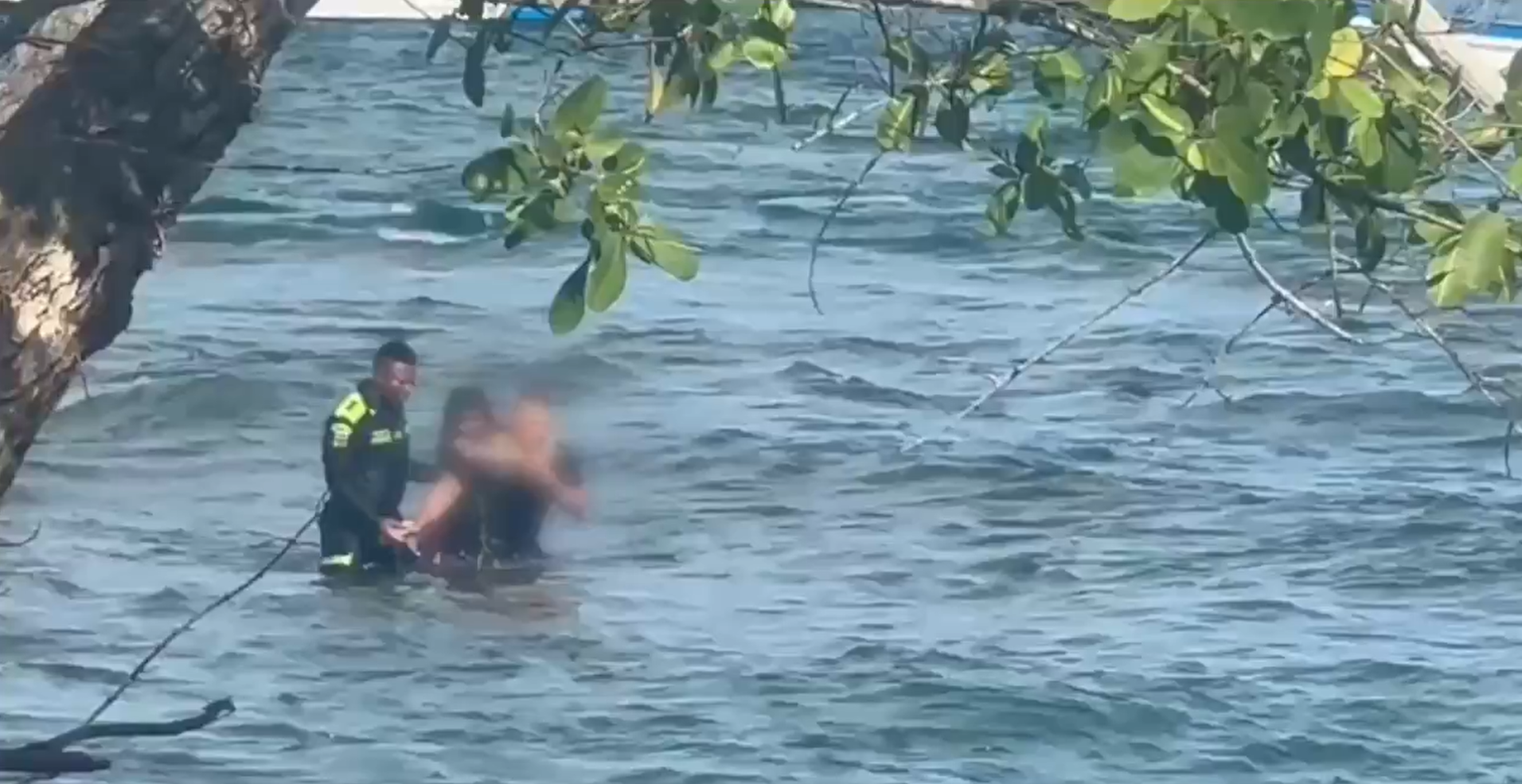 Policía rescató a turistas extranjeros que se ahogaban en playas de Capurganá