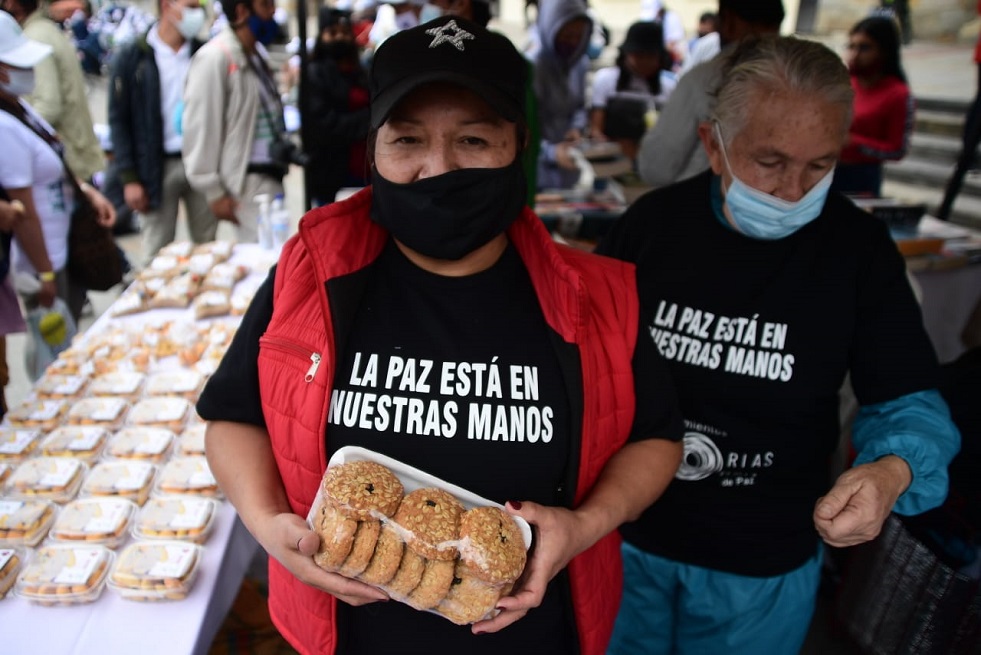 Además de la 'PAZarela', otros excombatientes también exhibieron sus productos en la Plaza de Bolívar, como las cervezas La Roja y La Trocha, la Miel de la Montaña, Confecciones La Montaña o el Café Paramillo.