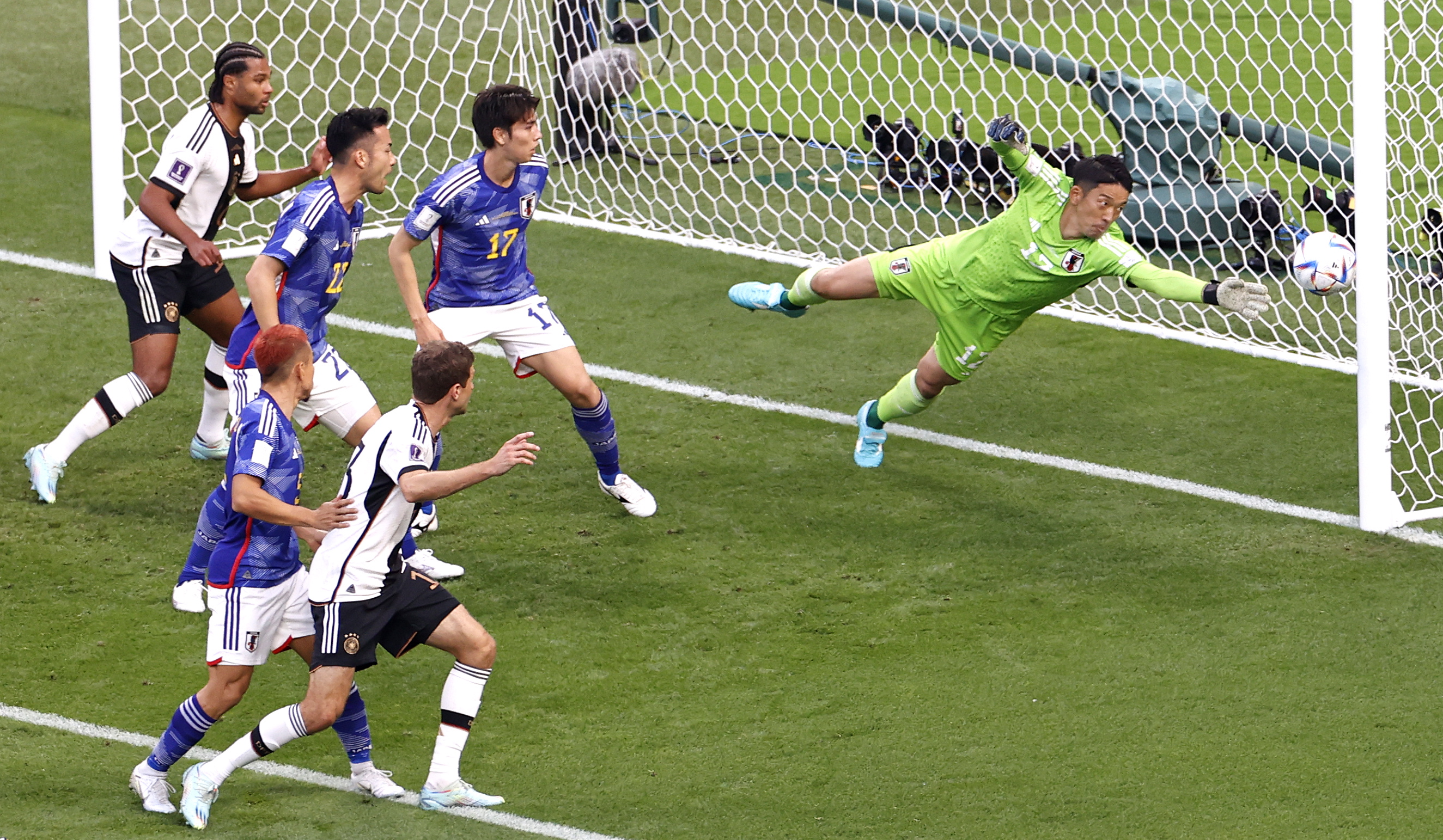 Doha (Qatar), 23/11/2022.- Goalkeeper Shuichi Gonda of Japan in action during the FIFA World Cup 2022 group E soccer match between Germany and Japan at Khalifa International Stadium in Doha, Qatar, 23 November 2022. (Mundial de Fútbol, Alemania, Japón, Catar) EFE/EPA/Rungroj Yongrit