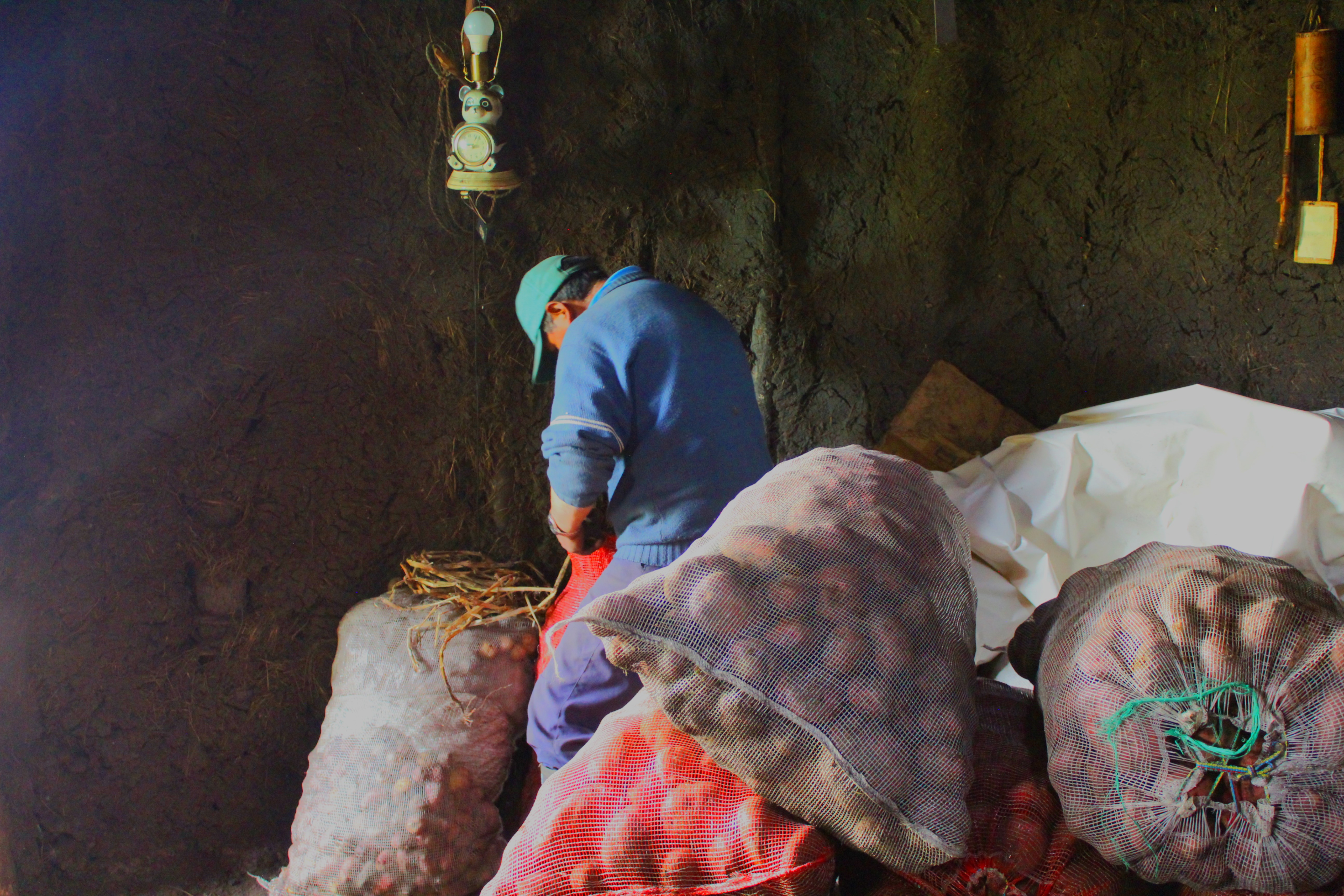 Pequeña maloca de barro negro a un costado de la casa de los Chinguad.