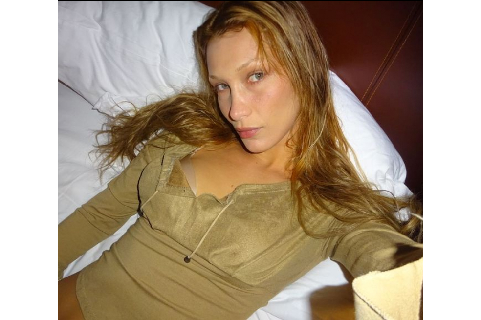 La modelo Bella Hadid enciende un ramito de hierbas para atraer la buena energía.