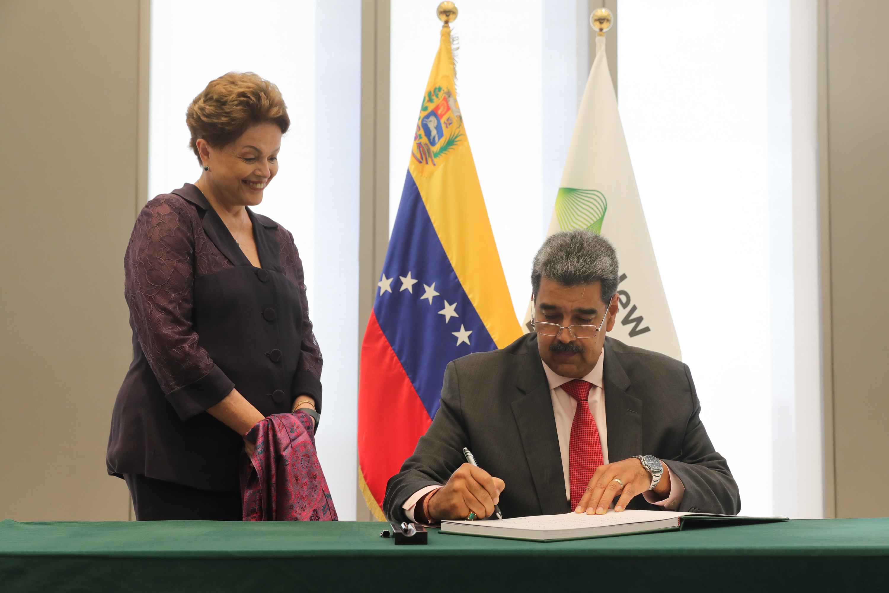Maduro en China visita el banco de los BRICS, grupo en el que quiere ser admitido