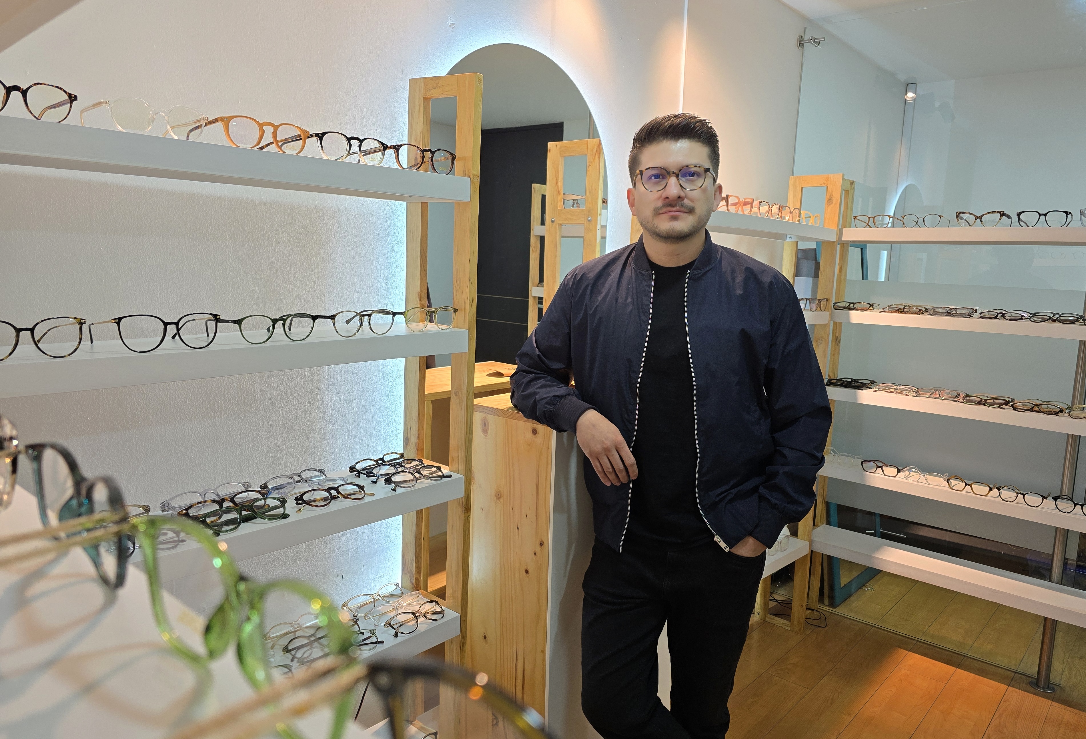 Él creó una tienda de lentes y monturas que promueve la salud visual en Colombia