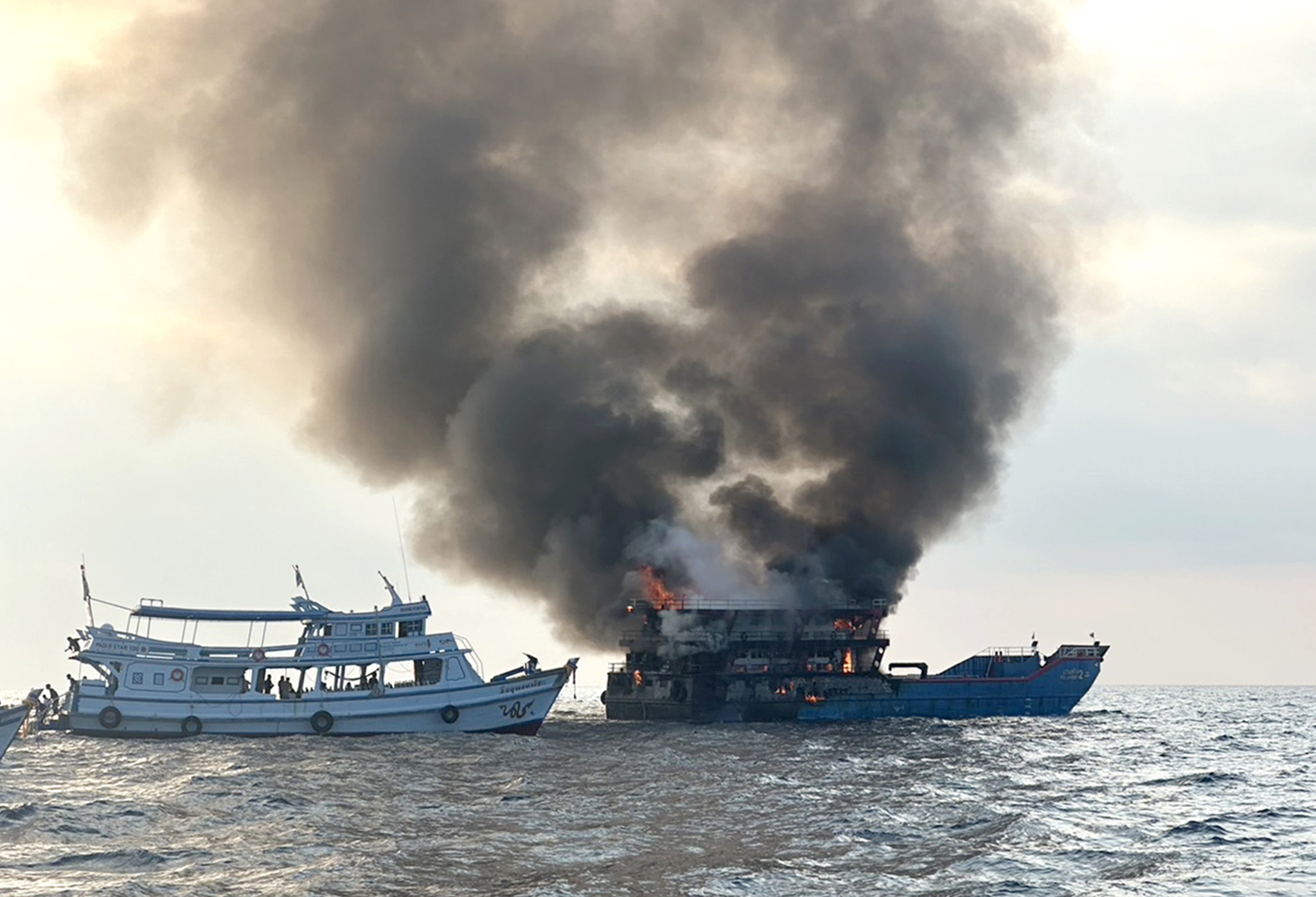 Tailandia: incendio en ferry con 108 pasajeros a bordo