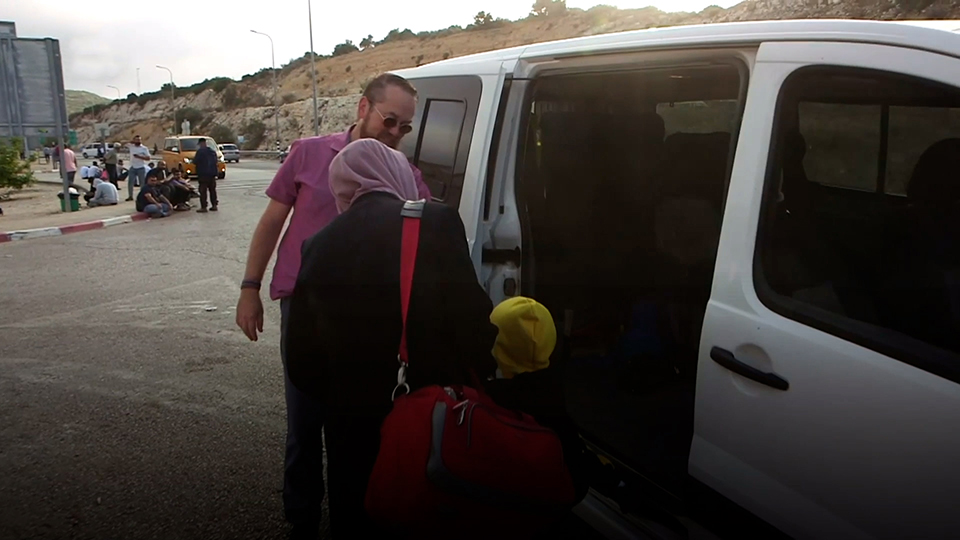 Israelíes transportan voluntariamente a pacientes palestinos