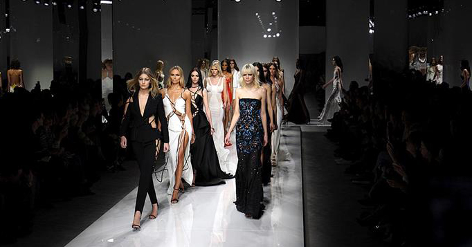La sensualidad de Versace abrió la semana de la Moda de París