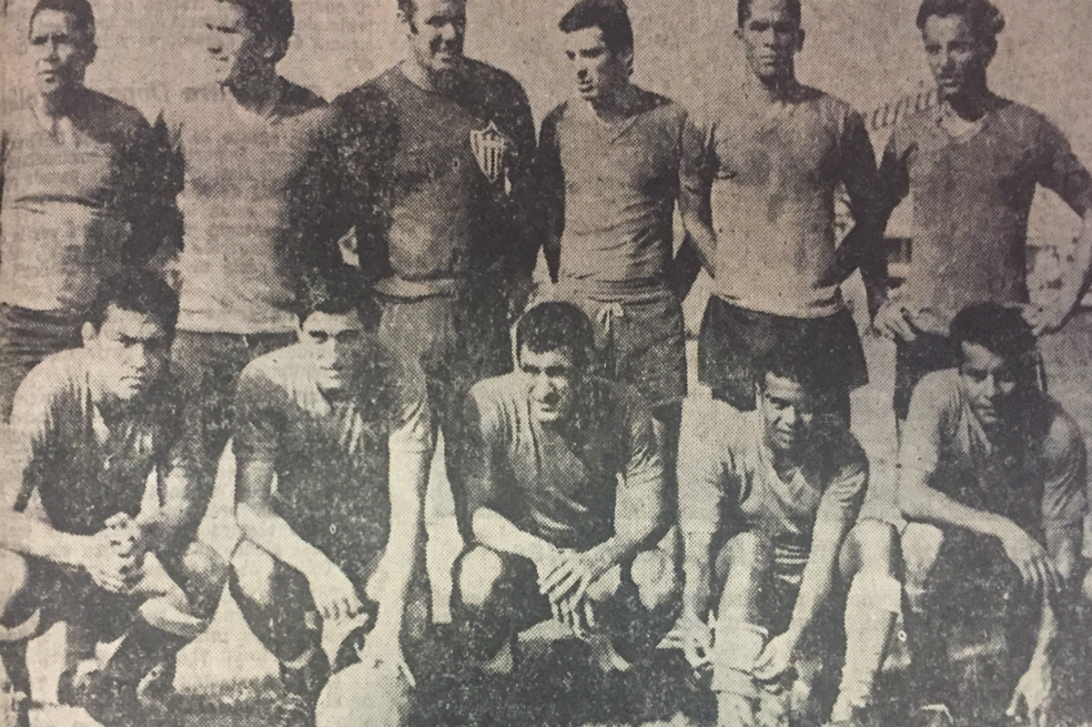 Segovia, Serrano, Thull, Díaz, Segrera y Peña; inclinados, Garrincha, Pérez, Ayrton, Lima y Moreno.