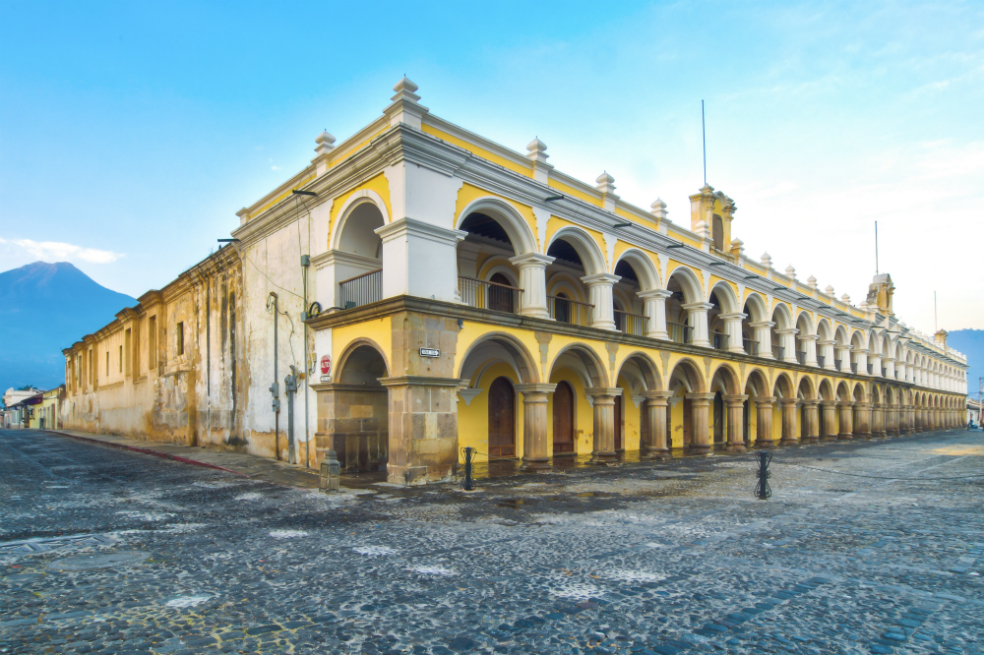 Palacio de los Capitanes, Antigua GuatemalaGetty ImagesCuando el sol se apropia de las calles de Antigua, un dorado reflejo se proyecta desde las paredes de la Iglesia de La Merced. Frente a una enorme cruz marrón, en la fachada del templo, se encuentran dos torres de campanarios y esculturas, como la de San Pedro Nolasco y San Ramón Nonato.