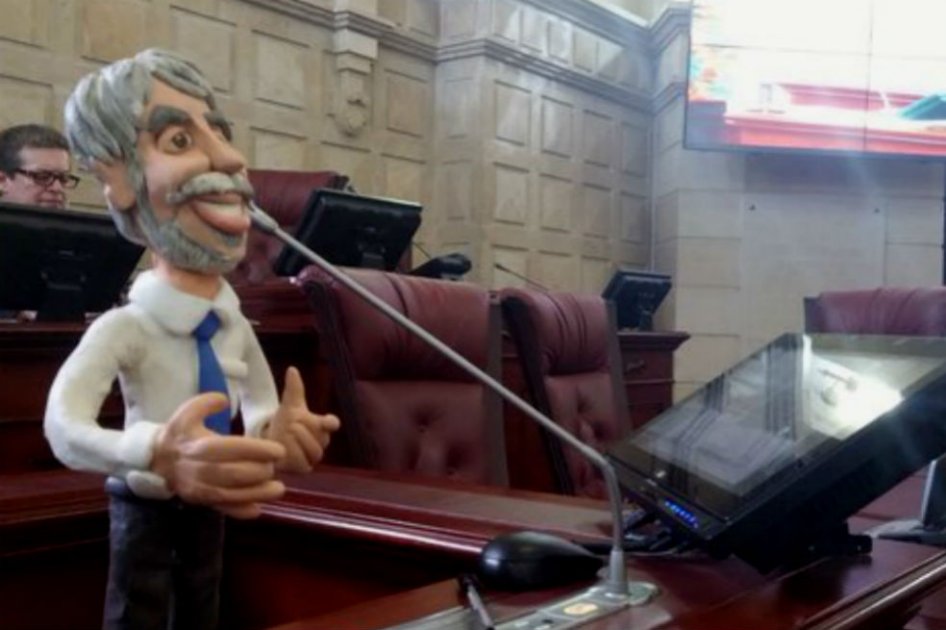 El muñeco de plastilina lo elaboró el artista Édgar Humberto Álvarez, célebre por su blog ‘Se lo explico con plastilina’. /Tomado de Twitter @angelamrobledo