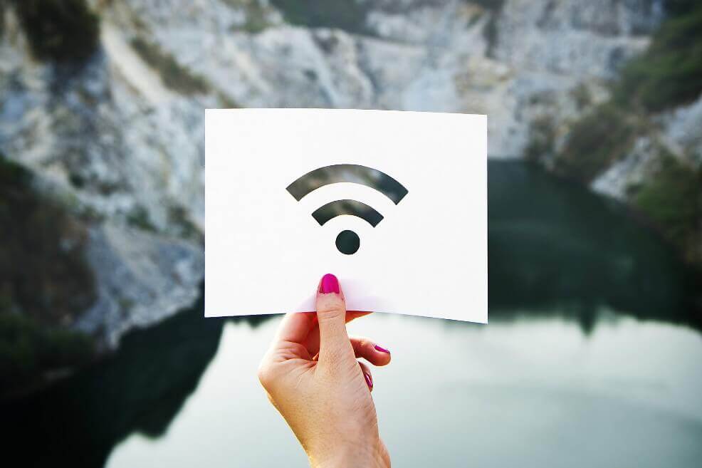 Aunque un equipo tenga Wi-Fi y Ethernet activos, el sistema operativo elige una sola conexión para salir a internet.