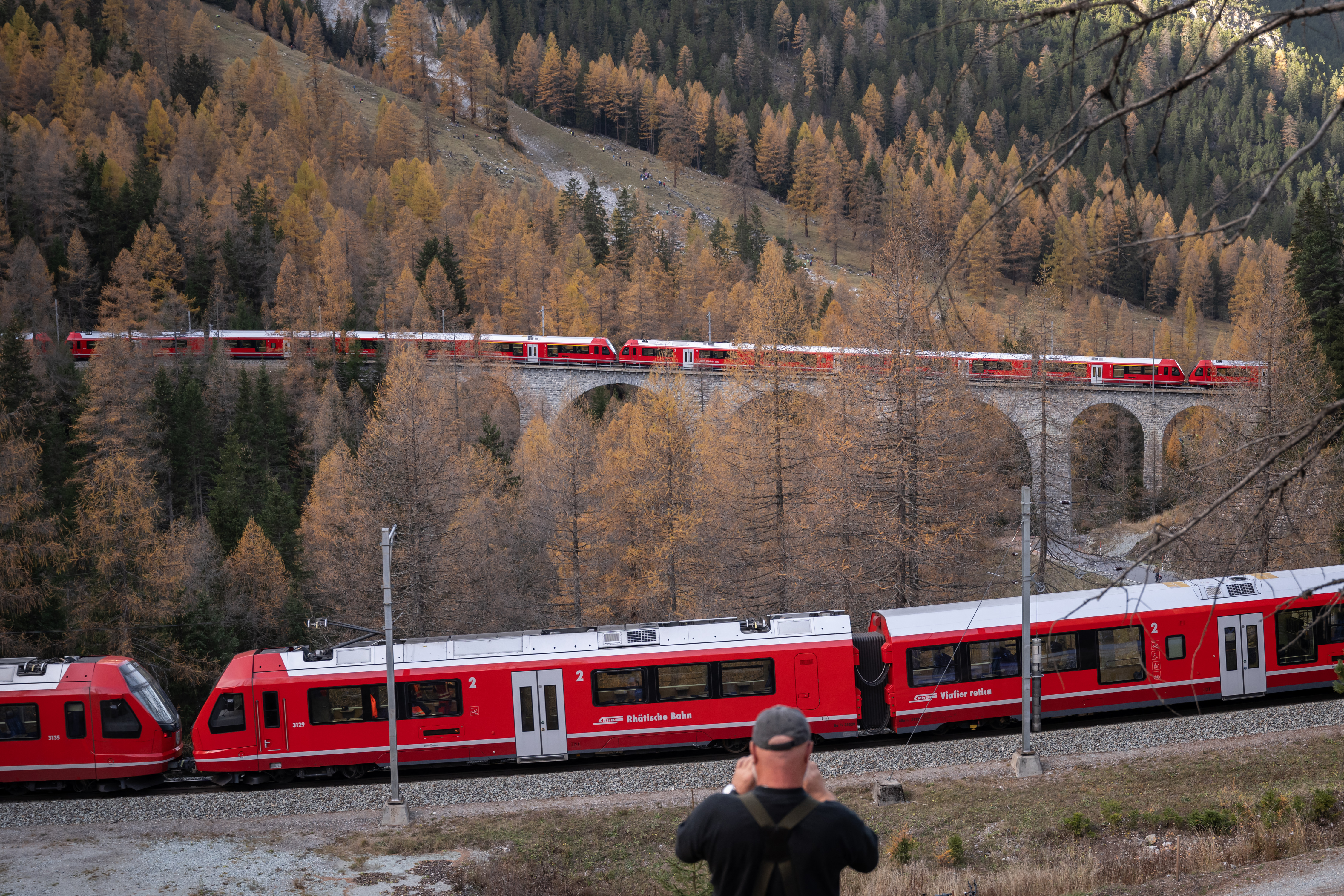 Video: Suiza puso en marcha el tren de pasajeros más largo del mundo