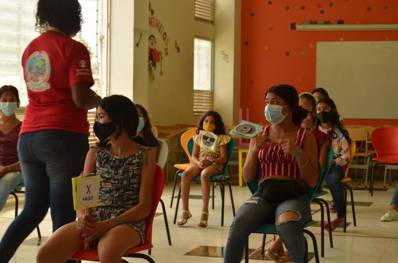 Otro de los proyectos de “El mundo es mi hogar” son los clubes de niñas que fueron creados para tratar de cerrar brechas históricas desigualdad de oportunidades entre niños y niñas.