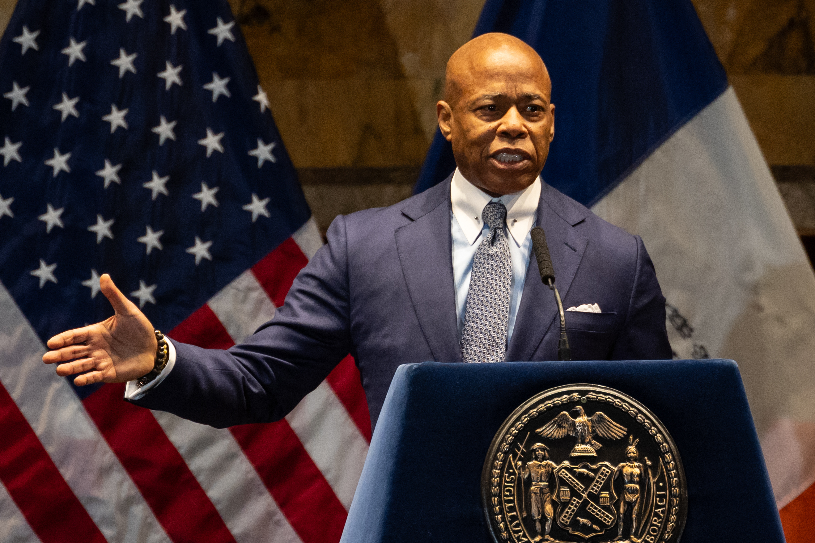 Fiscal renuncia tras no acatar la orden de retirar los cargos contra Eric Adams