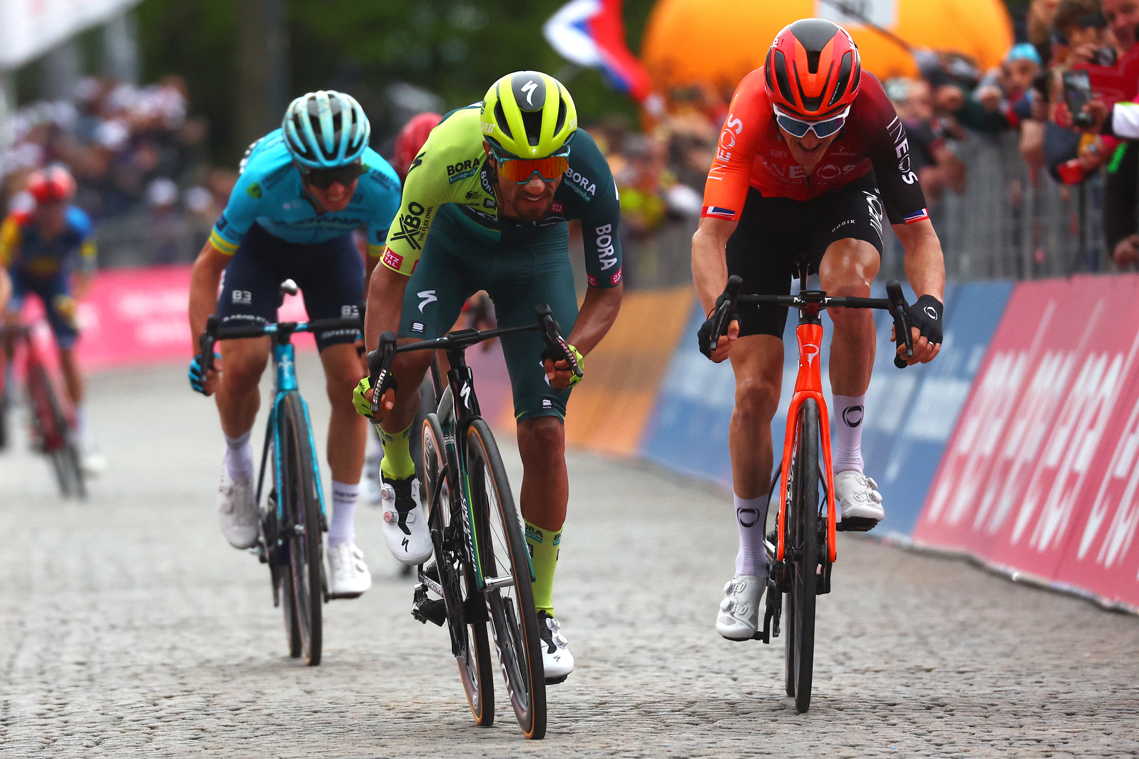 El ciclista colombiano Daniel Martínez (centro) fue segundo en la etapa 2 del Giro de Italia 2024.