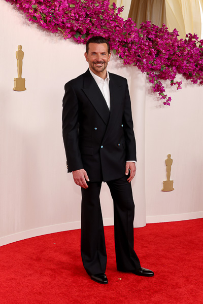 Bradley Cooper, nominado en la categoría Mejor Actor Principal por 'Maestro', vistió un traje a la medida de Louis Vuitton.
