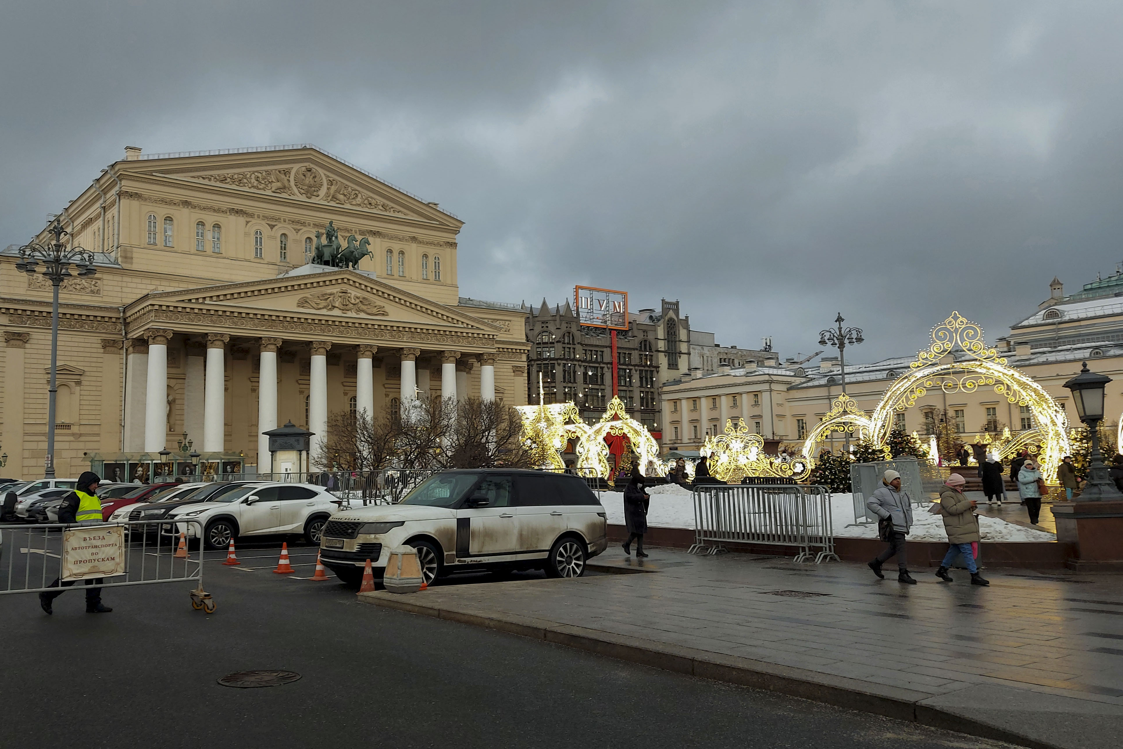 MOSCÚ, 28/12/2023.- Vista del Teatro Bolshói este jueves en Moscú, Rusia. El eco de la guerra ha sacudido a lo largo del último año a importantes instituciones culturales rusas que han sufrido cambios de dirección en medio de una confrontación paralela que divide a Rusia entre quienes apoyan esta contienda y quienes se oponen a ella. EFE/Fernando Salcines