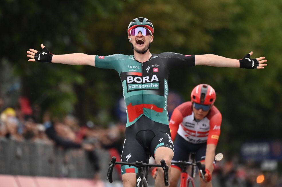 Nico Denz celebra su triunfo en el Giro de Italia.