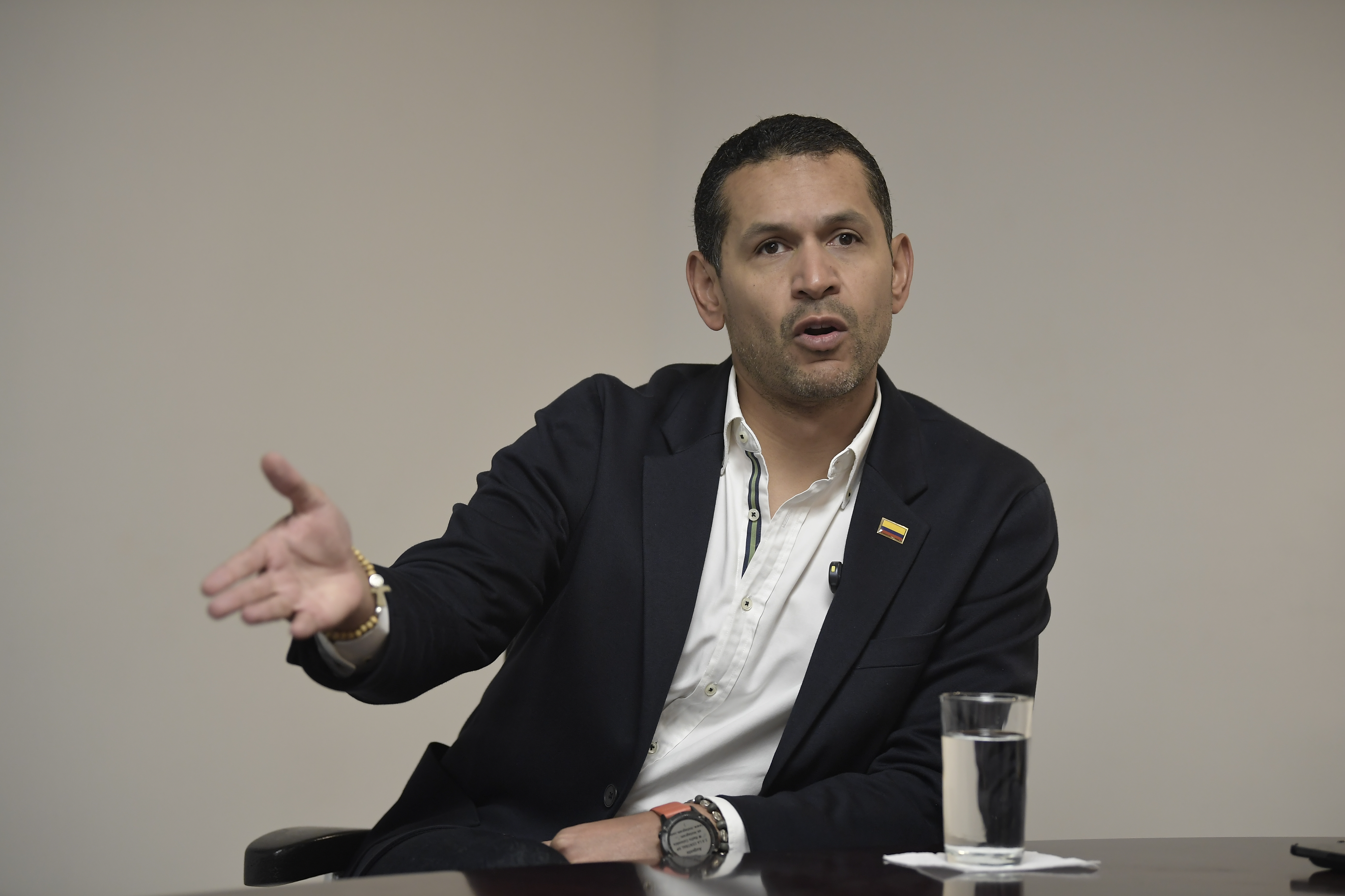 Partido Liberal entregó coaval para consultas de marzo al exministro Daniel Palacios