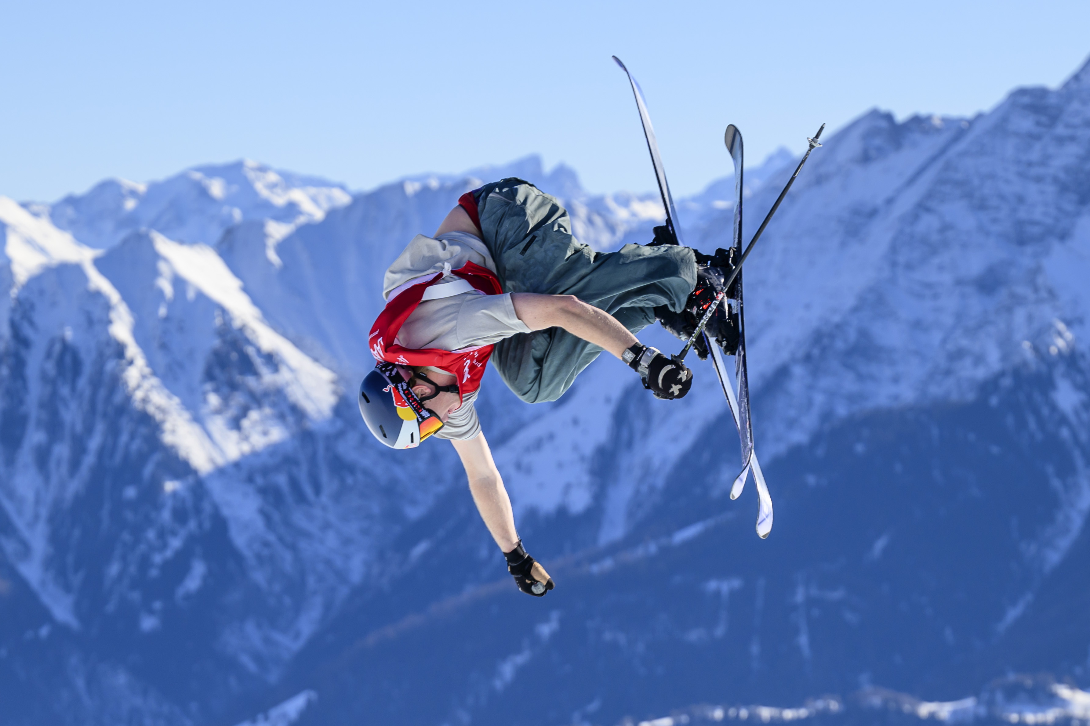 Laax (Switzerland Schweiz Suisse), 17/01/2025.- Max Moffat of Canada in action during the final run of the Freeski Slopestyle World Cup at the Laax Open in Laax, Switzerland, 17 January 2025. (Suiza) EFE/EPA/GIAN EHRENZELLER