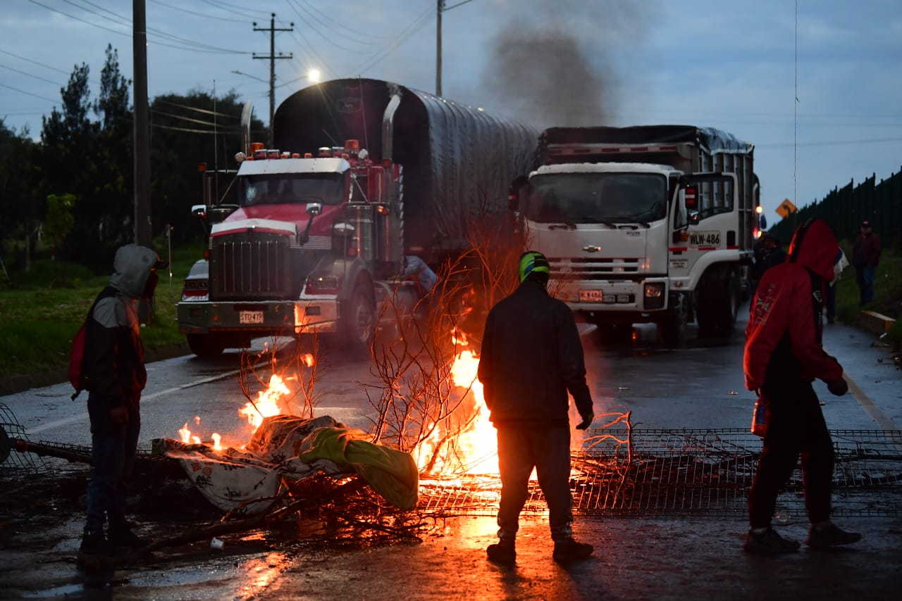Casa por cárcel para cuatro personas señaladas de incendiar y saquear peaje en Cundinamarca