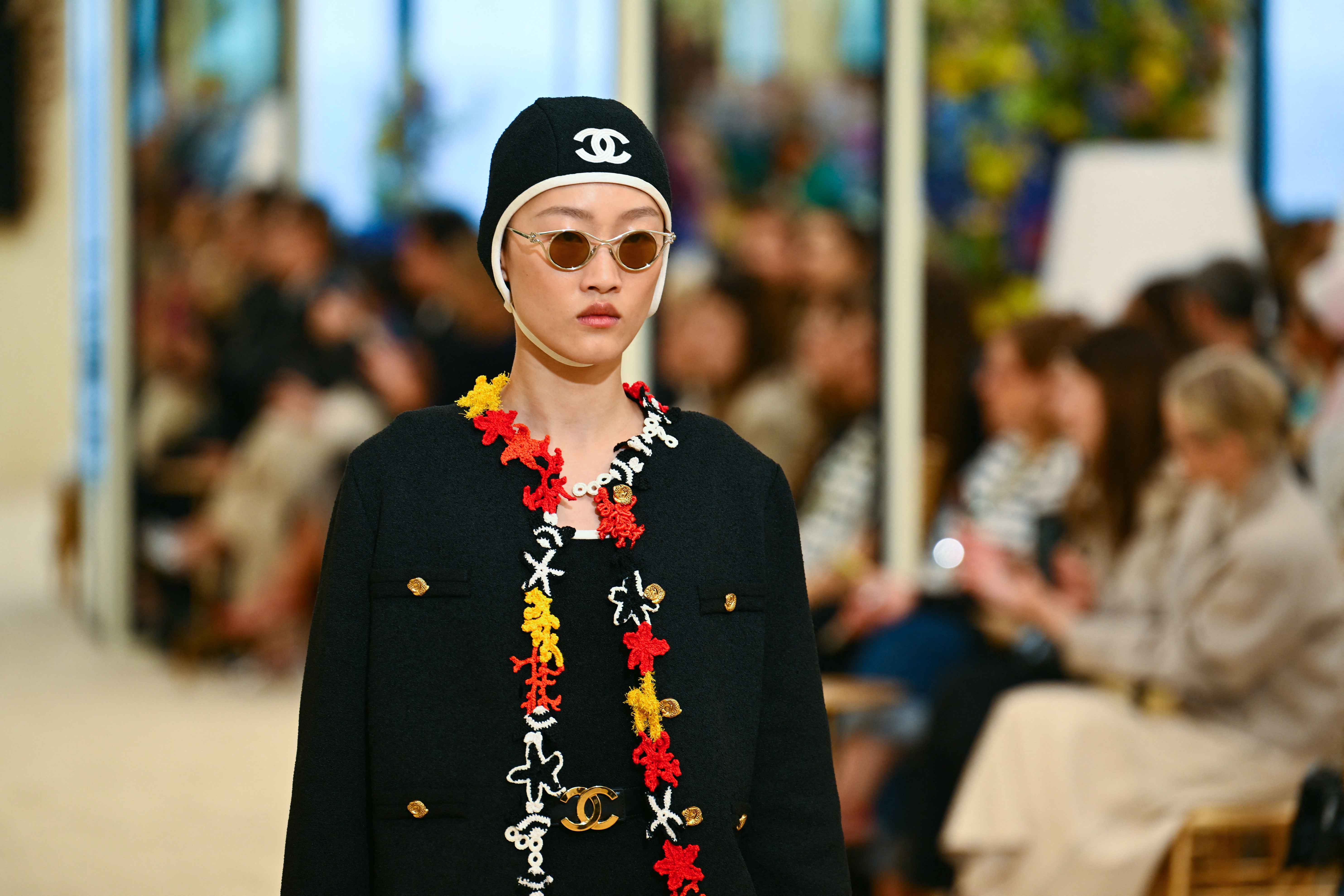 "Lejos de los salones parisinos, Chanel encontró en Biarritz nuevas formas de ser y de ver, de movimiento y de libertad. Las convirtió en el pilar de su moda. Es un lugar que ofrece el equilibrio perfecto entre la realidad y la ficción. Entre artistas, trabajadores, la nobleza, marineros y la naturaleza, todos y todo compartían el mismo escenario, conviviendo como algo habitual. Todos tenían un papel que desempeñar", dijo Matthieu Blazy.