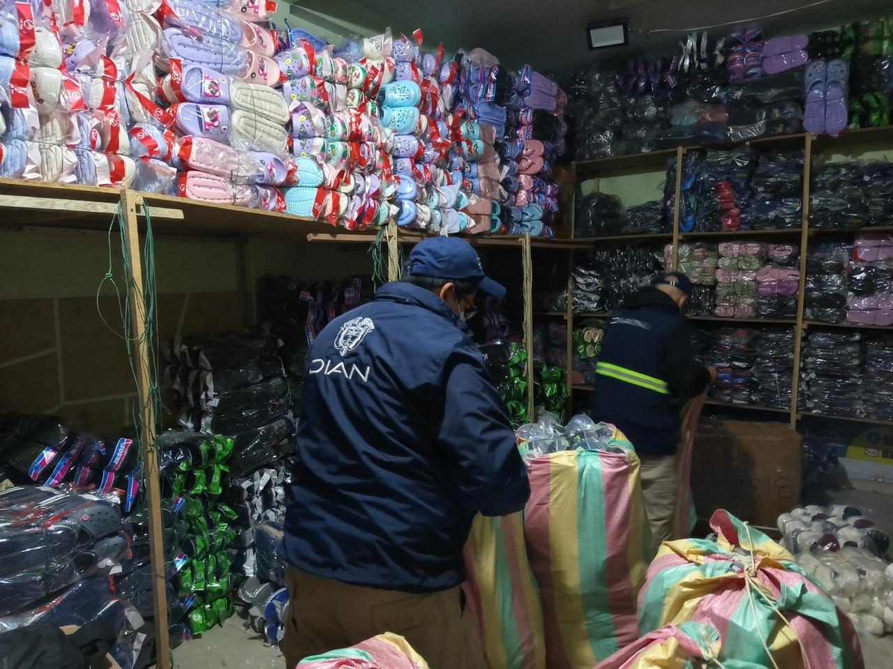 DIAN adelantó operativo en Los Mártires contra el contrabando de licores y tecnología