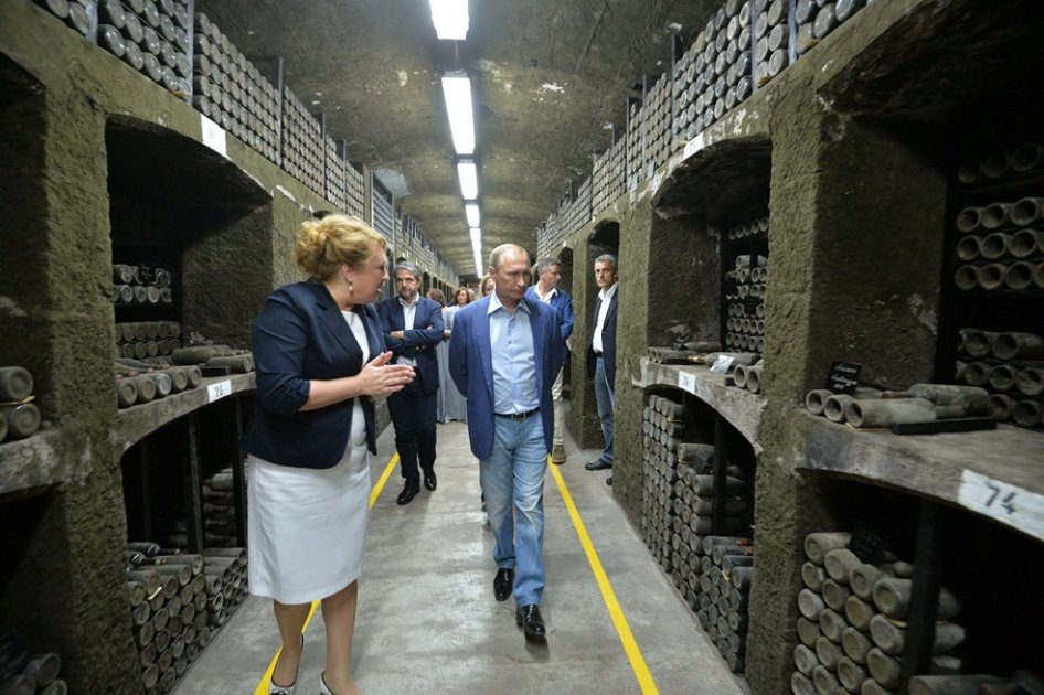 Putin y Berlusconi se meten en lío por un vino en Crimea