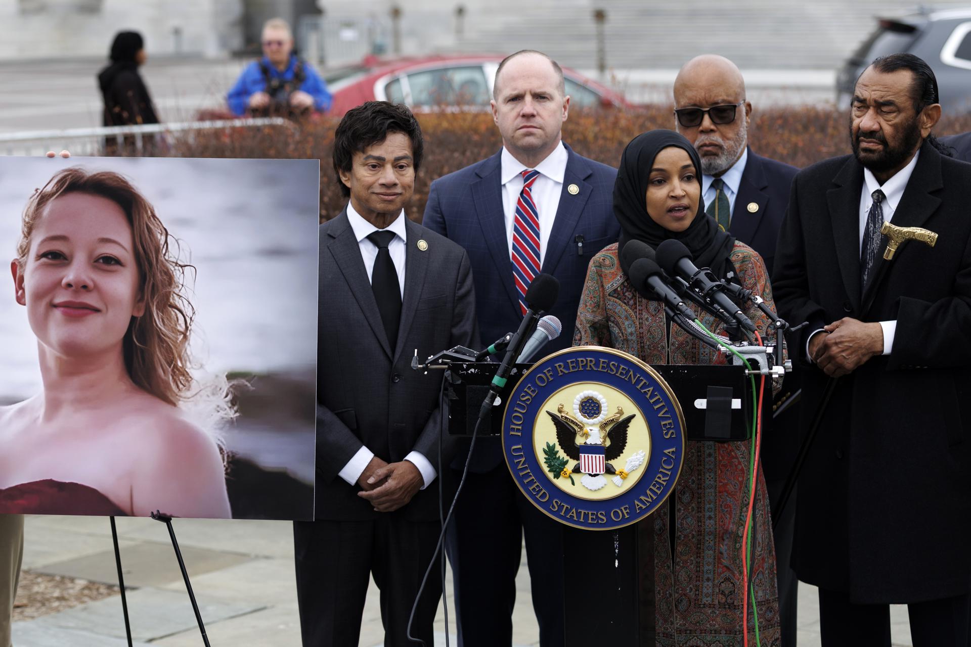 Congresista de Minnesota, amenazada por críticas de Trump, fue rociada con una sustancia