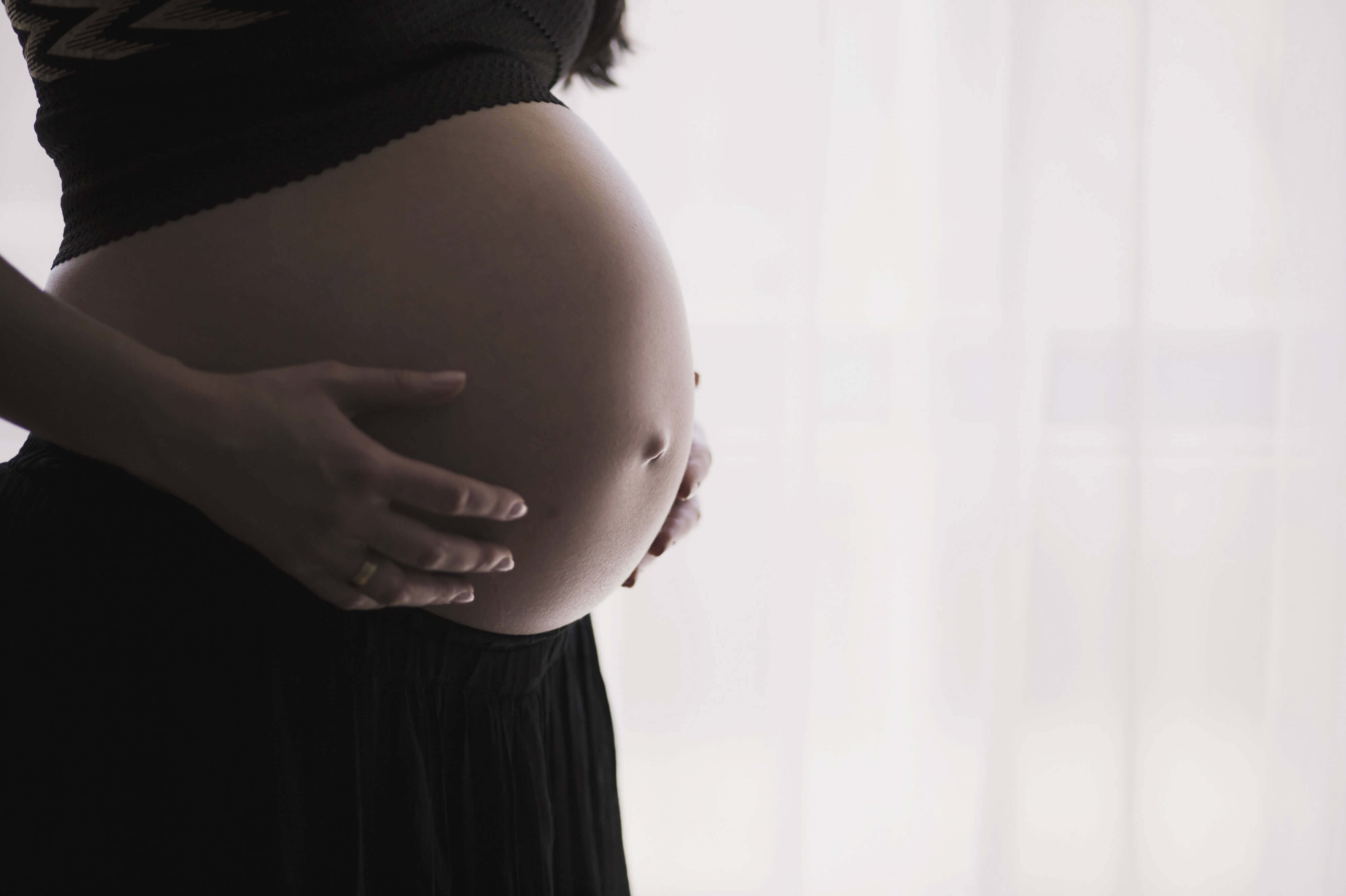 Más de cien bebés, gestados en vientres de alquiler, bloquedos en Ucrania