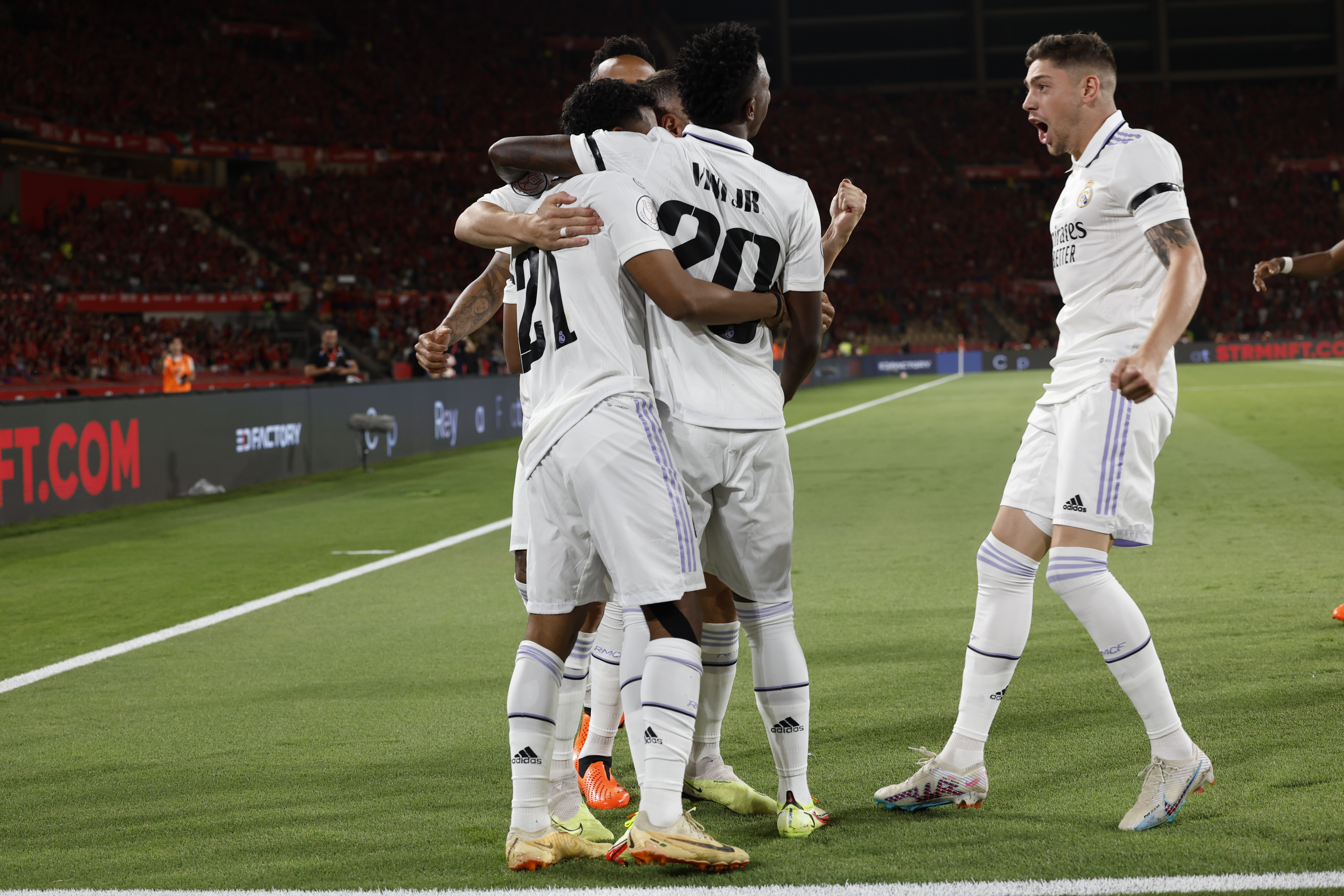 SEVILLA, 06/05/2023.- Los jugadores del Real Madrid celebran tras marcar ante Osasuna, durante la final de la Copa del Rey de fútbol entre Real Madrid y Osasuna que disputan hoy sábado en el estadio de La Cartuja, en Sevilla. EFE/Julio Muñoz